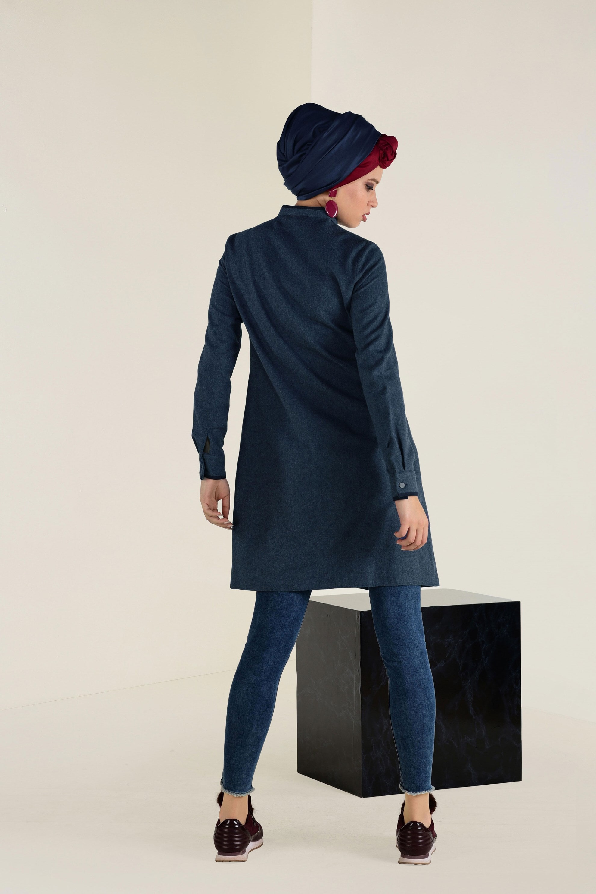 Tesettür giyim LACİVERT ÇİÇEK İŞLEMELİ YAKASI DÜĞMELİ TUNİK 4616 