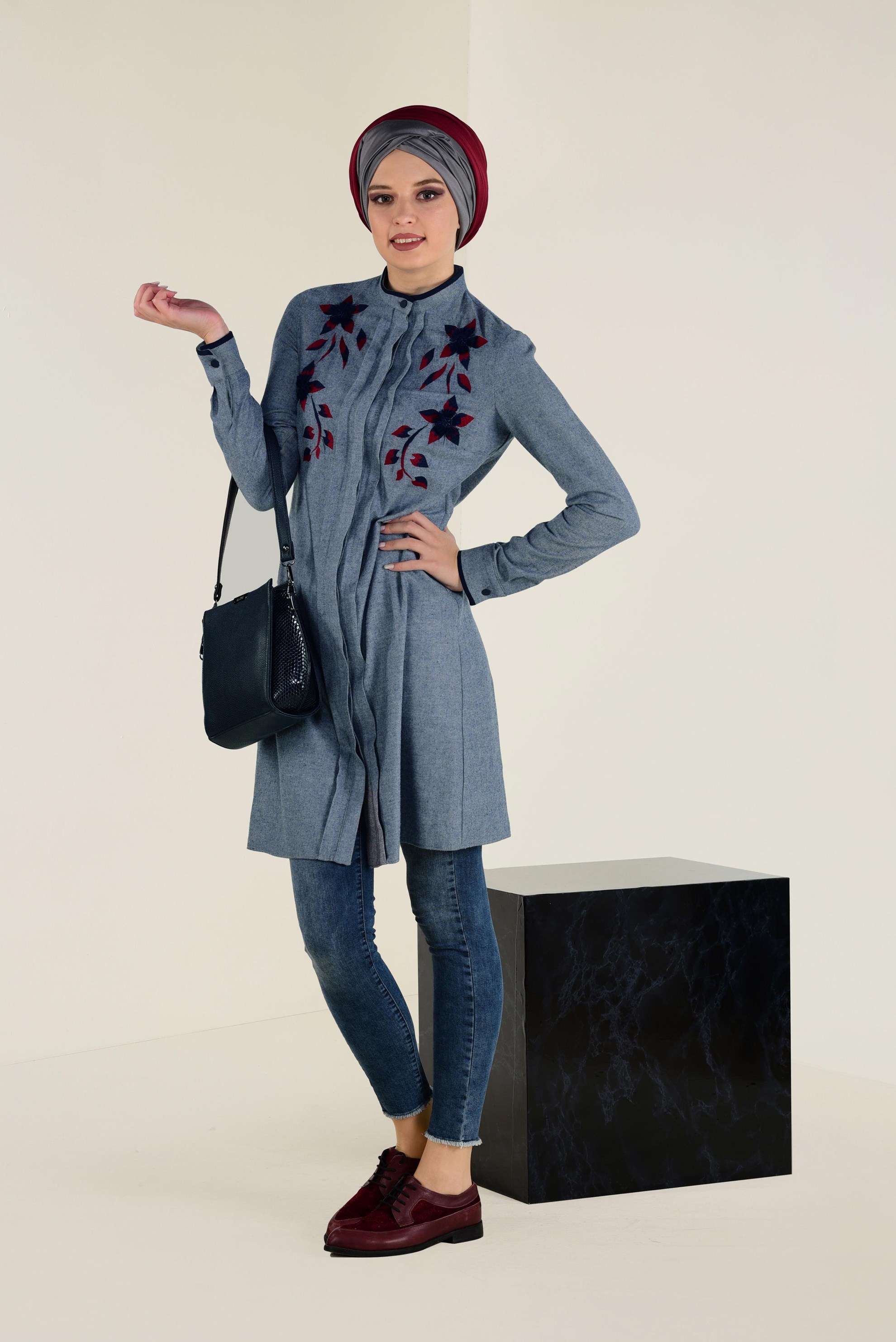 Tesettür giyim LACİVERT ÇİÇEK İŞLEMELİ YAKASI DÜĞMELİ TUNİK 4616 