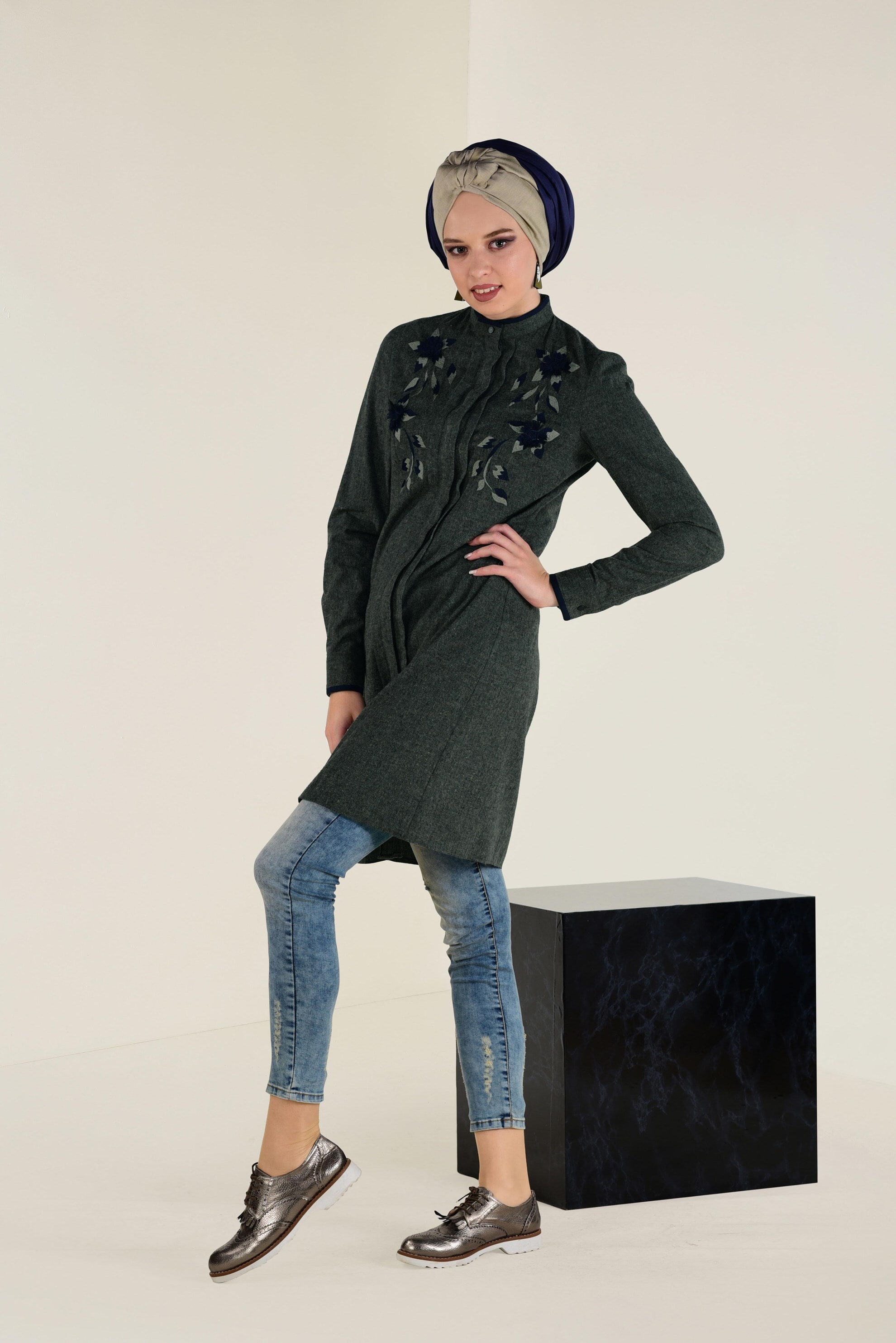 Tesettür giyim GRİ ÇİÇEK İŞLEMELİ YAKASI DÜĞMELİ TUNİK 4616 