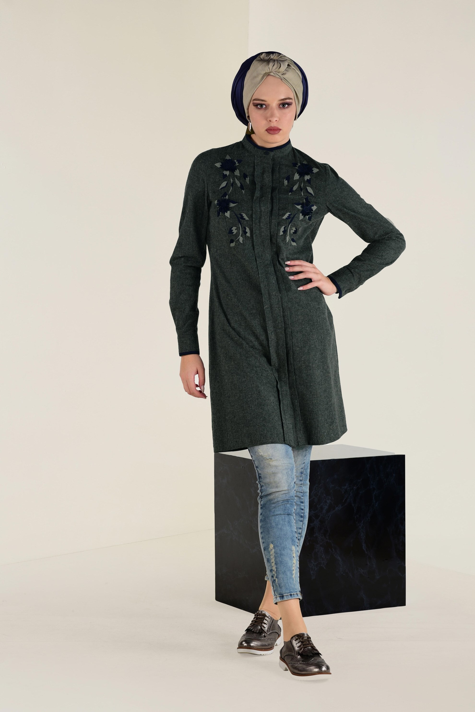 Tesettür giyim GRİ ÇİÇEK İŞLEMELİ YAKASI DÜĞMELİ TUNİK 4616 