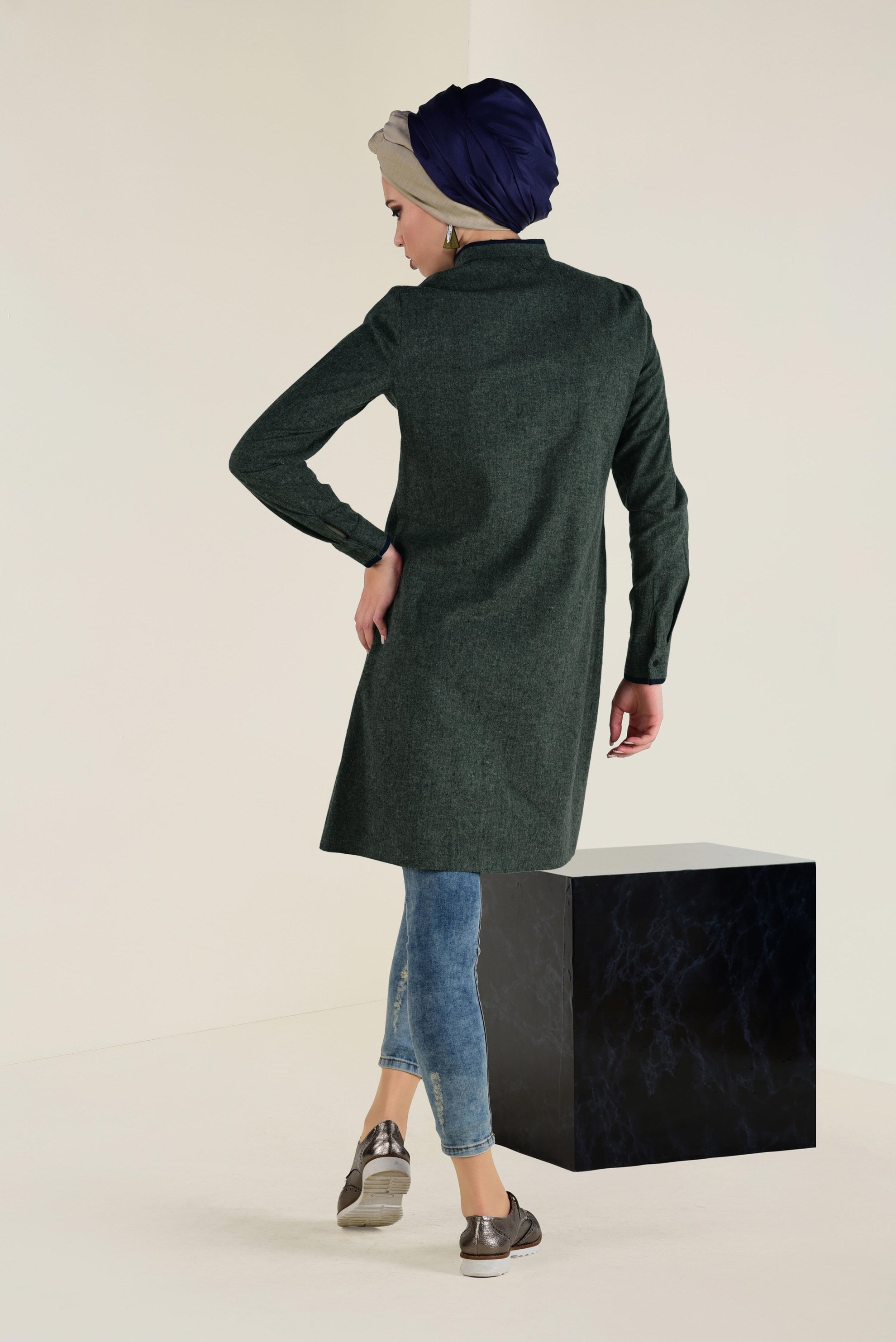 Tesettür giyim GRİ ÇİÇEK İŞLEMELİ YAKASI DÜĞMELİ TUNİK 4616 