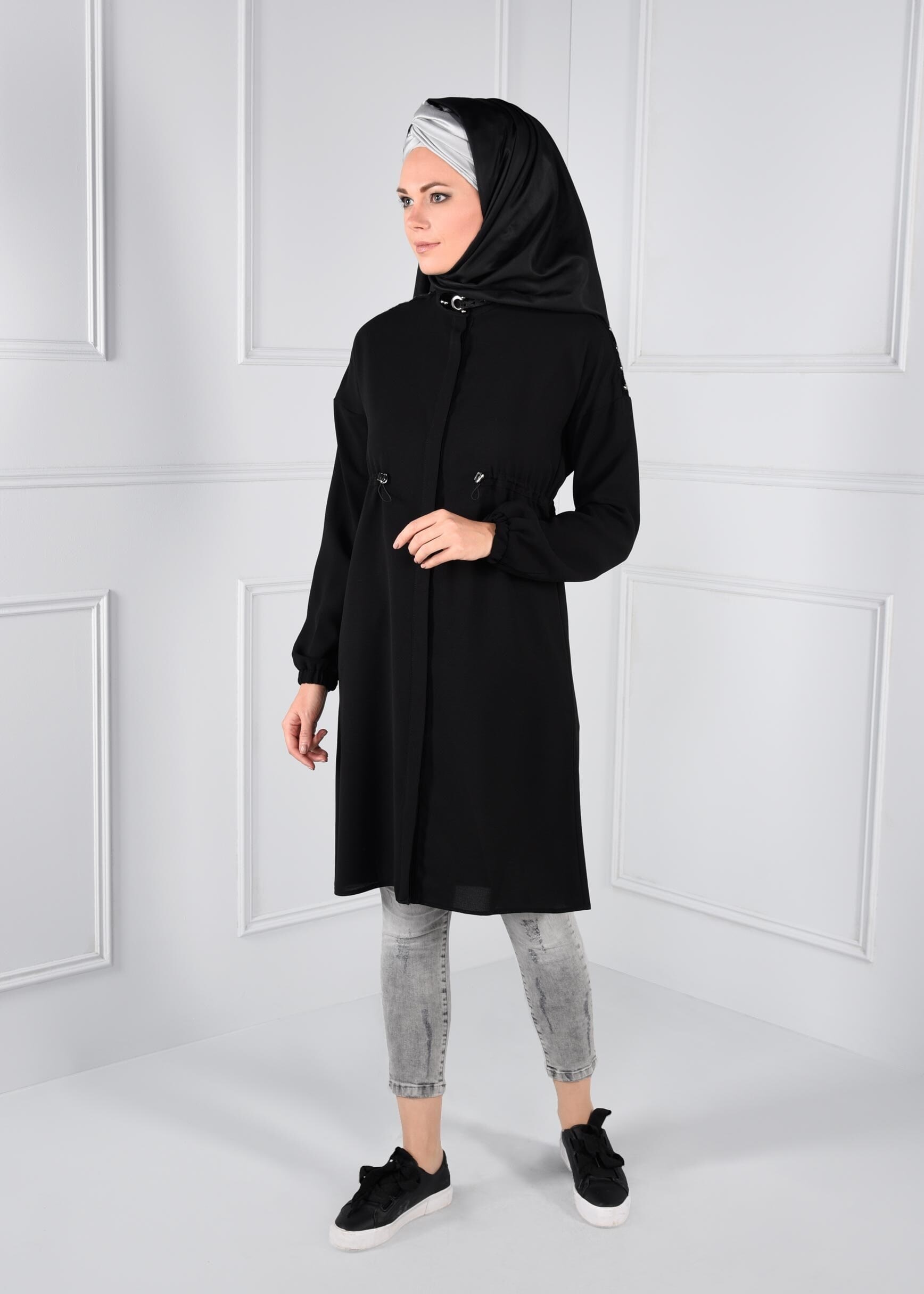 Tesettür giyim SİYAH BELDEN BÜZGÜLÜ OMUZLARI ZIMBA DETAYLI TUNİK 4635