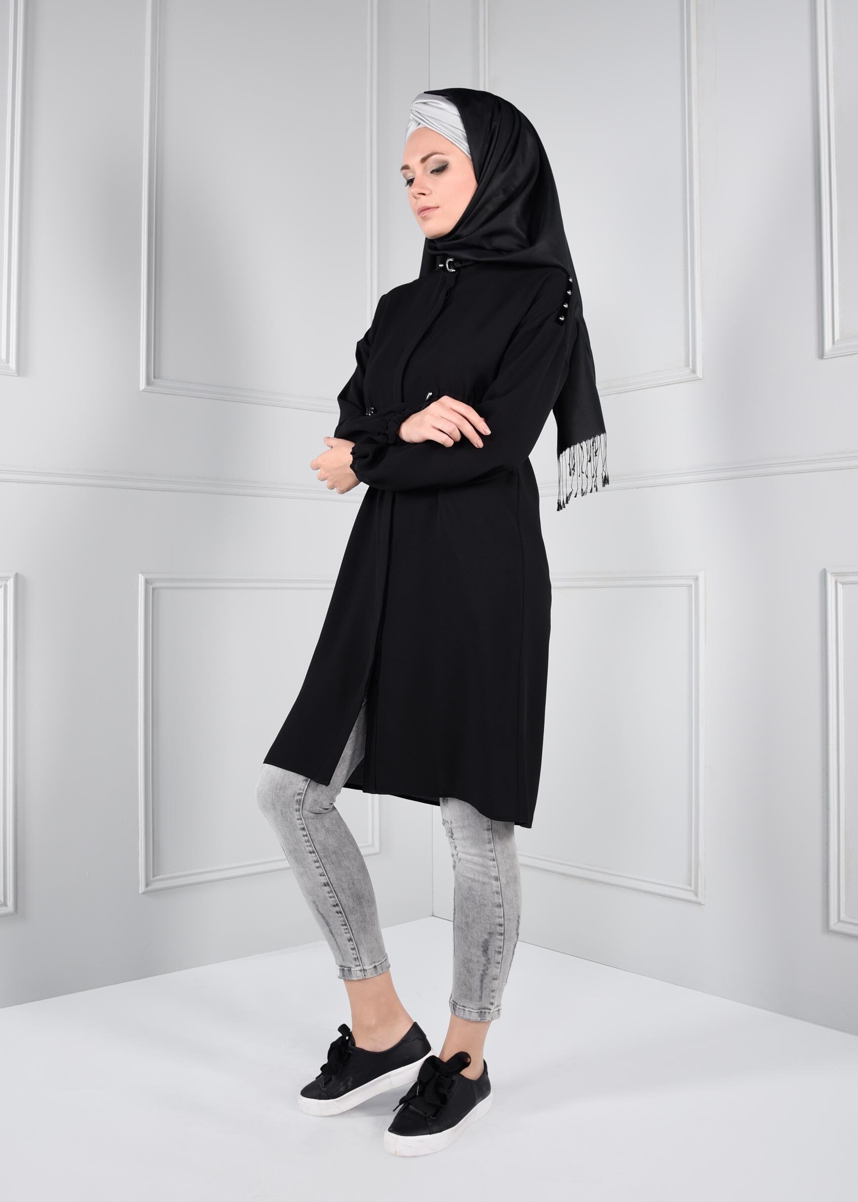 Tesettür giyim SİYAH BELDEN BÜZGÜLÜ OMUZLARI ZIMBA DETAYLI TUNİK 4635