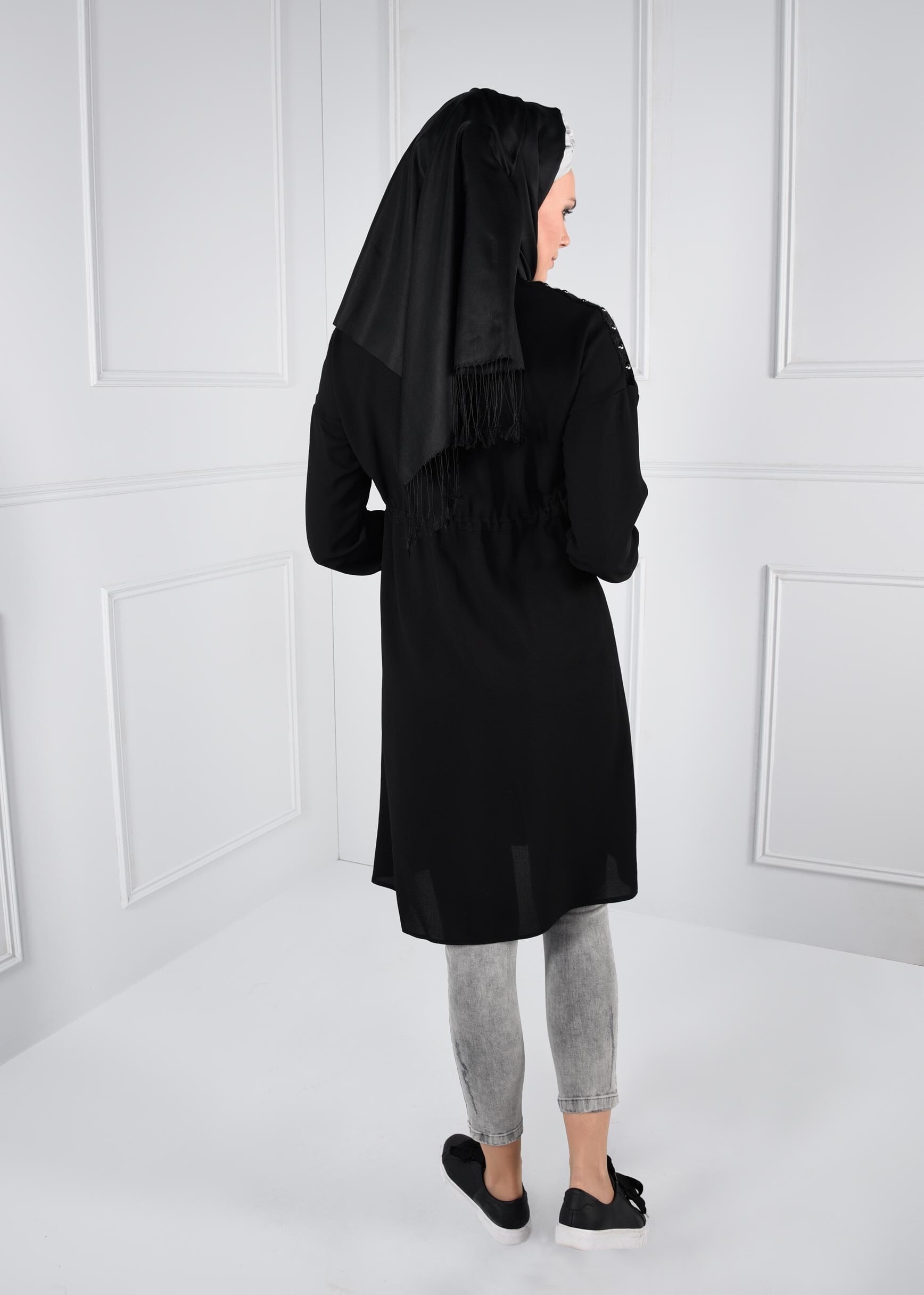 Tesettür giyim SİYAH BELDEN BÜZGÜLÜ OMUZLARI ZIMBA DETAYLI TUNİK 4635