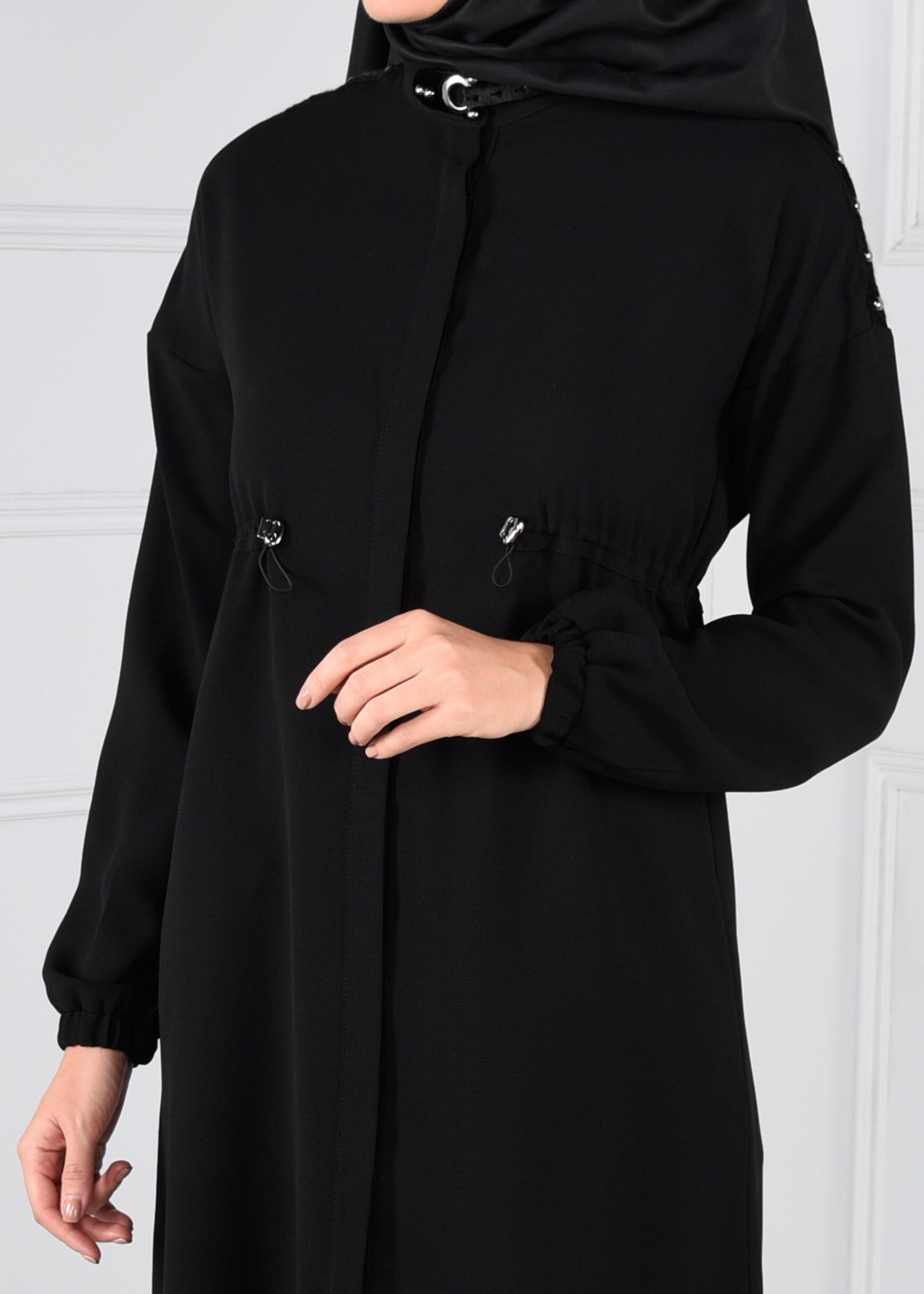 Tesettür giyim SİYAH BELDEN BÜZGÜLÜ OMUZLARI ZIMBA DETAYLI TUNİK 4635