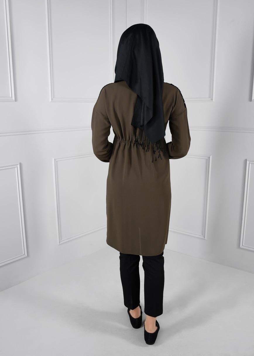 Tesettür giyim HAKİ BELDEN BÜZGÜLÜ OMUZLARI ZIMBA DETAYLI TUNİK 4635