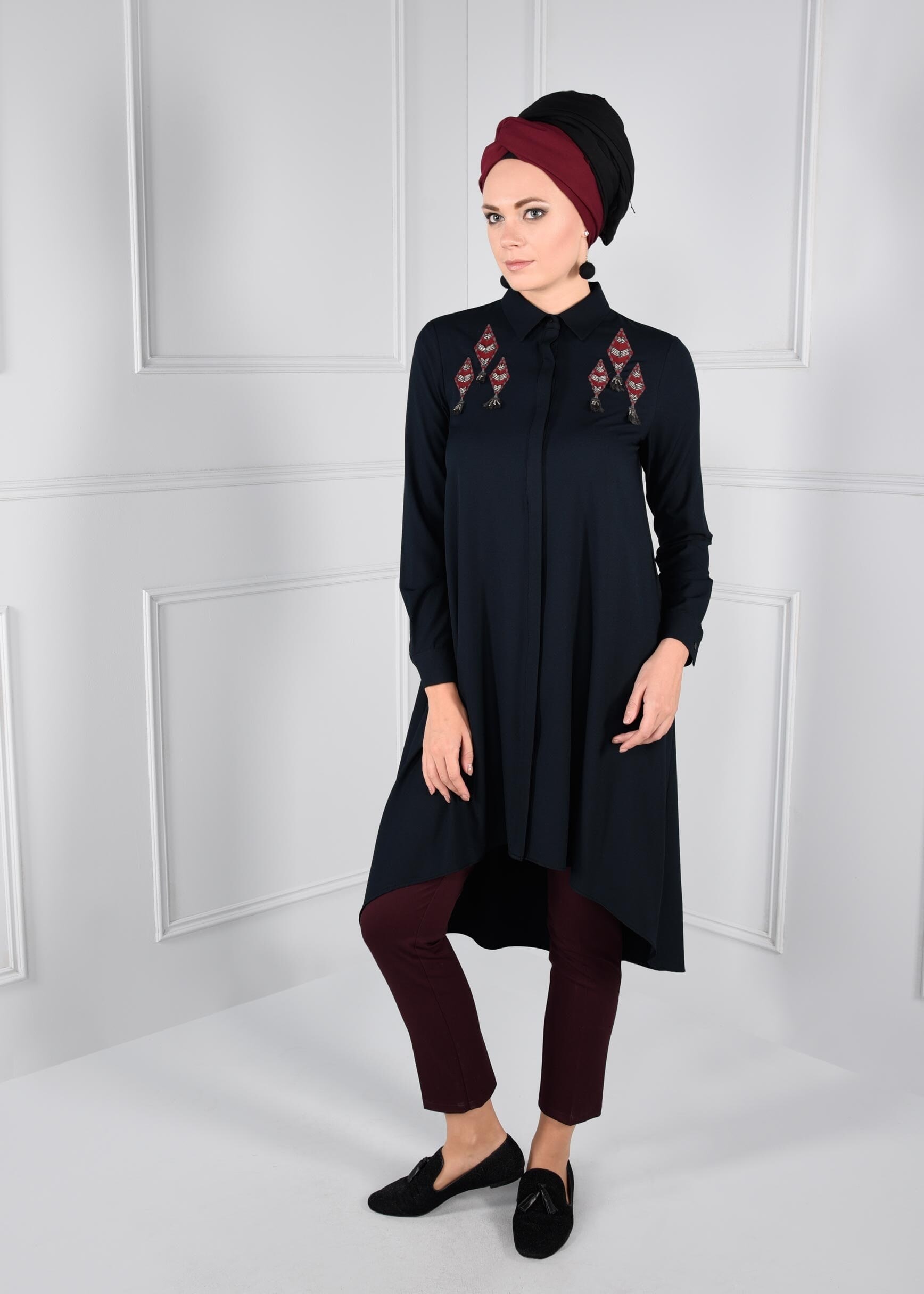 Tesettür giyim SİYAH BONCUK İŞLEMELİ PÜSKÜLLÜ ASİMETRİK KESİM TUNİK 4643