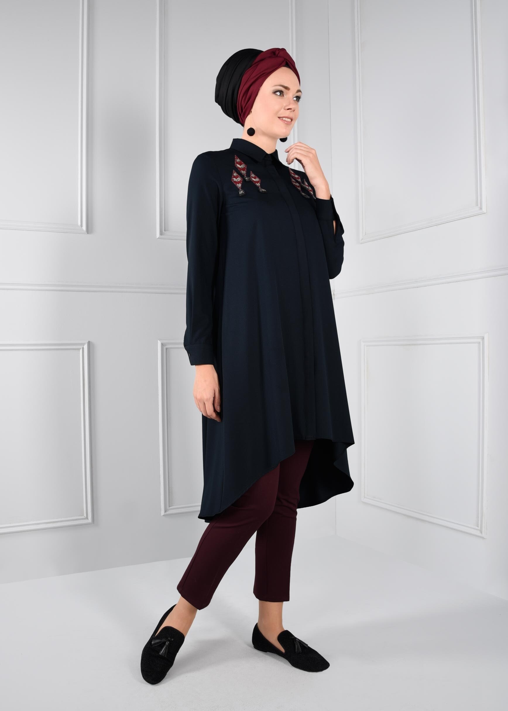 Tesettür giyim SİYAH BONCUK İŞLEMELİ PÜSKÜLLÜ ASİMETRİK KESİM TUNİK 4643