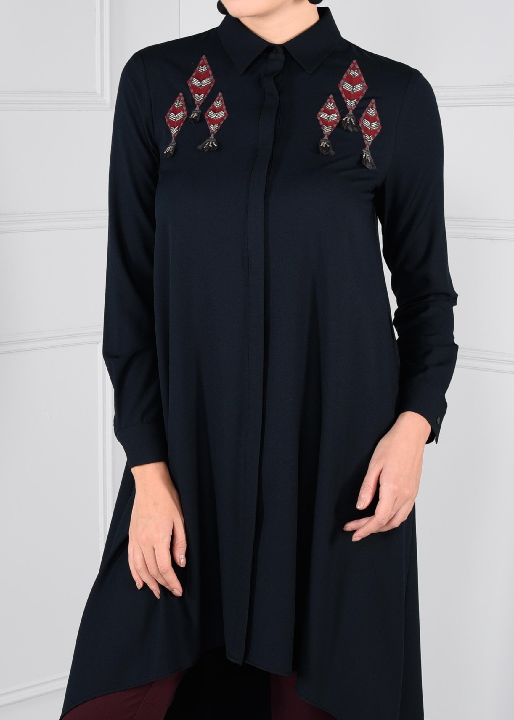 Tesettür giyim SİYAH BONCUK İŞLEMELİ PÜSKÜLLÜ ASİMETRİK KESİM TUNİK 4643