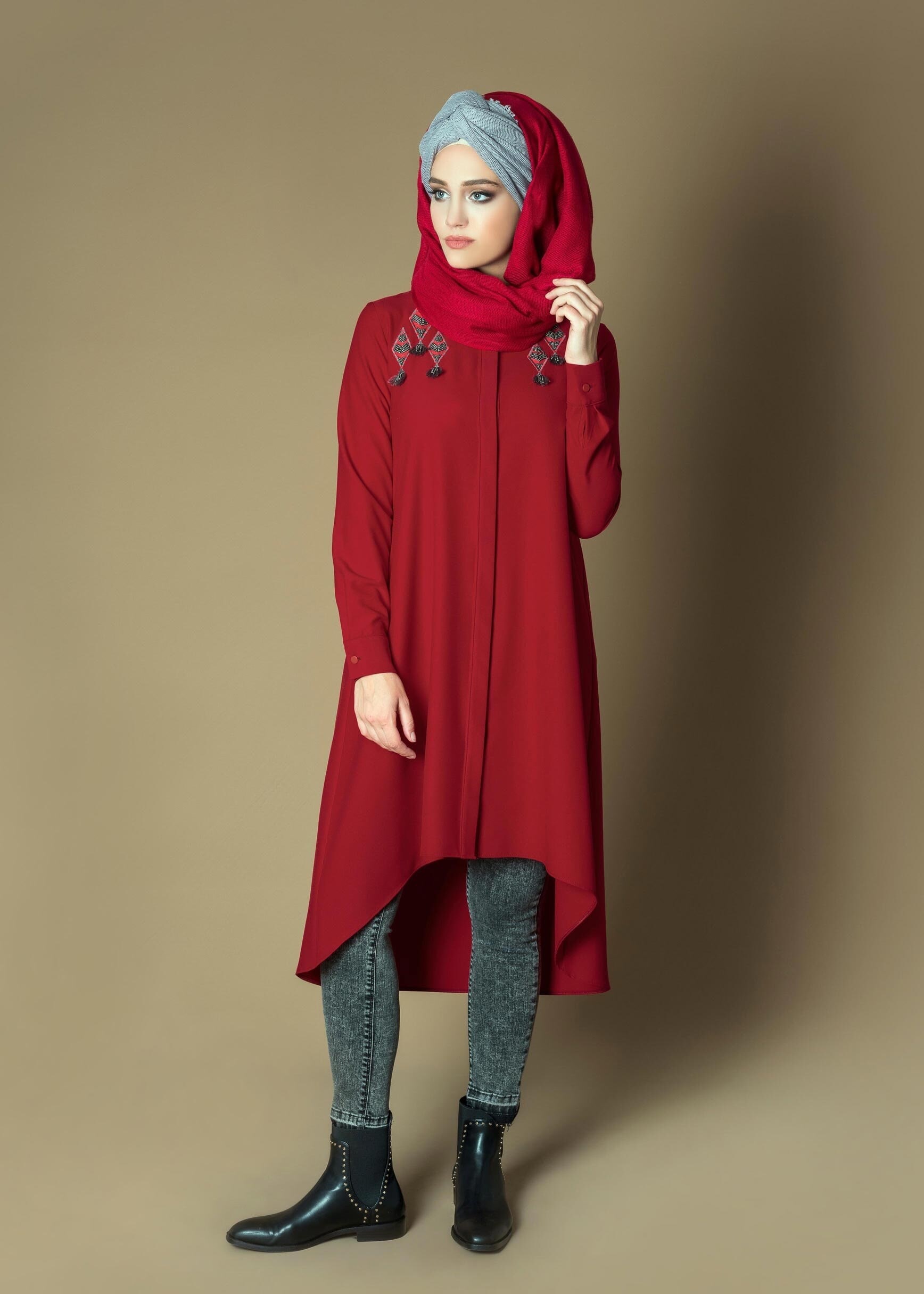 Tesettür giyim BORDO BONCUK İŞLEMELİ PÜSKÜLLÜ ASİMETRİK KESİM TUNİK 4643