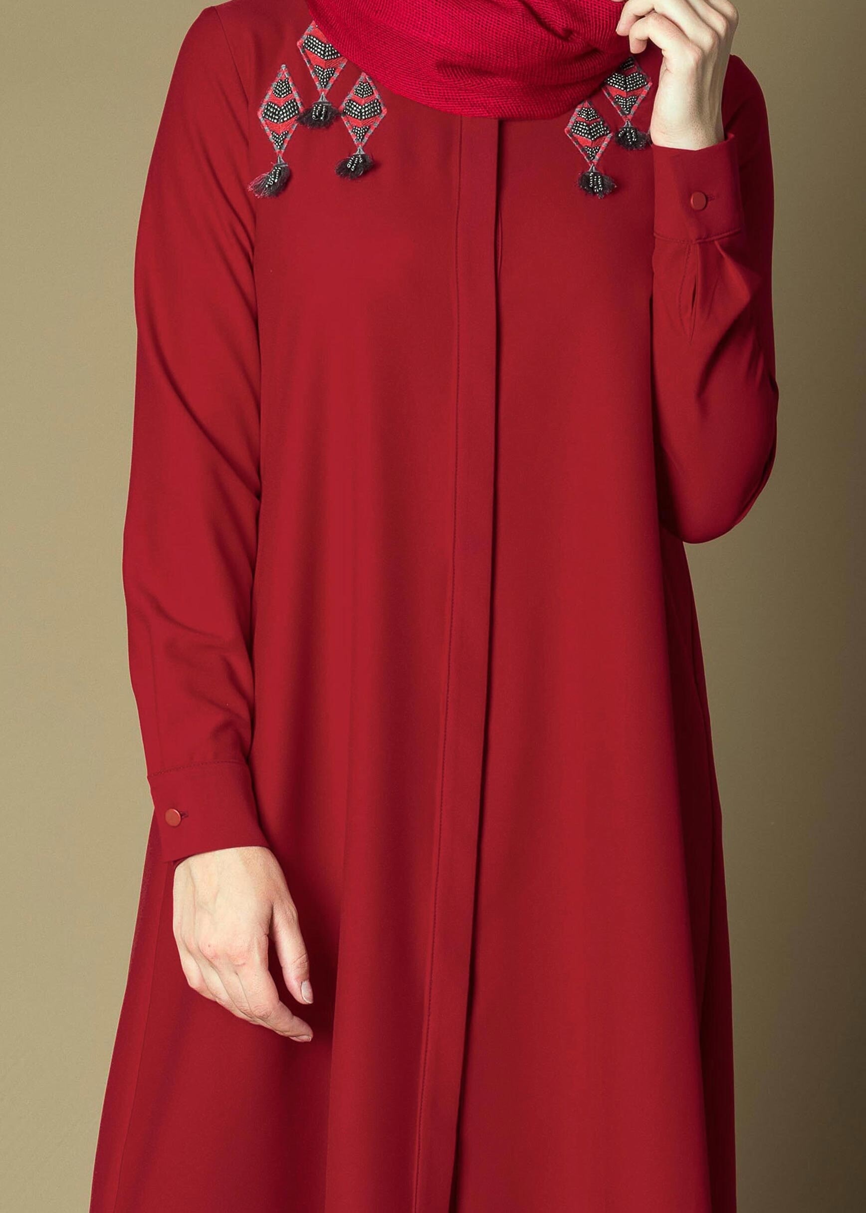 Tesettür giyim BORDO BONCUK İŞLEMELİ PÜSKÜLLÜ ASİMETRİK KESİM TUNİK 4643