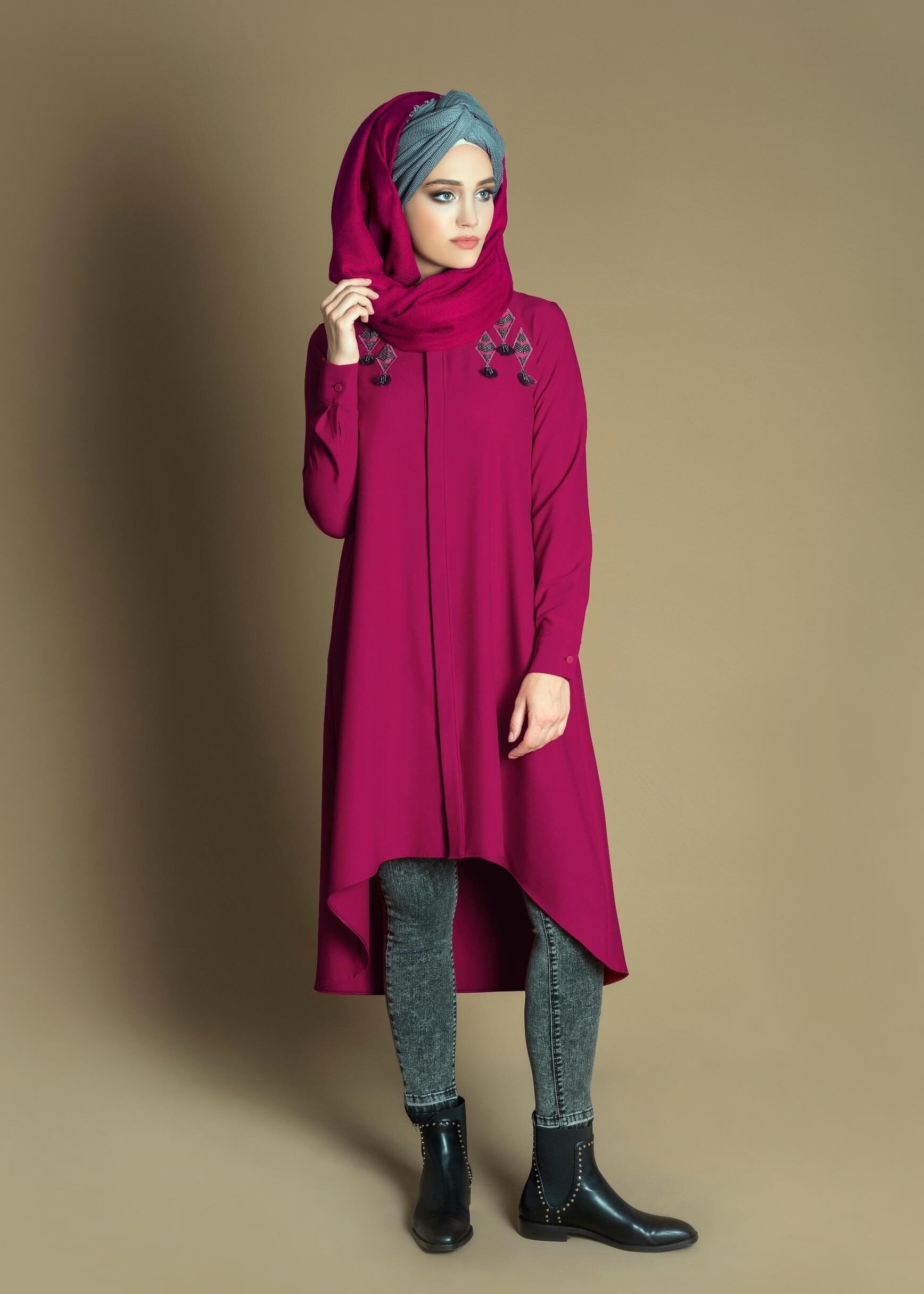 Tesettür giyim FUŞYA BONCUK İŞLEMELİ PÜSKÜLLÜ ASİMETRİK KESİM TUNİK 4643