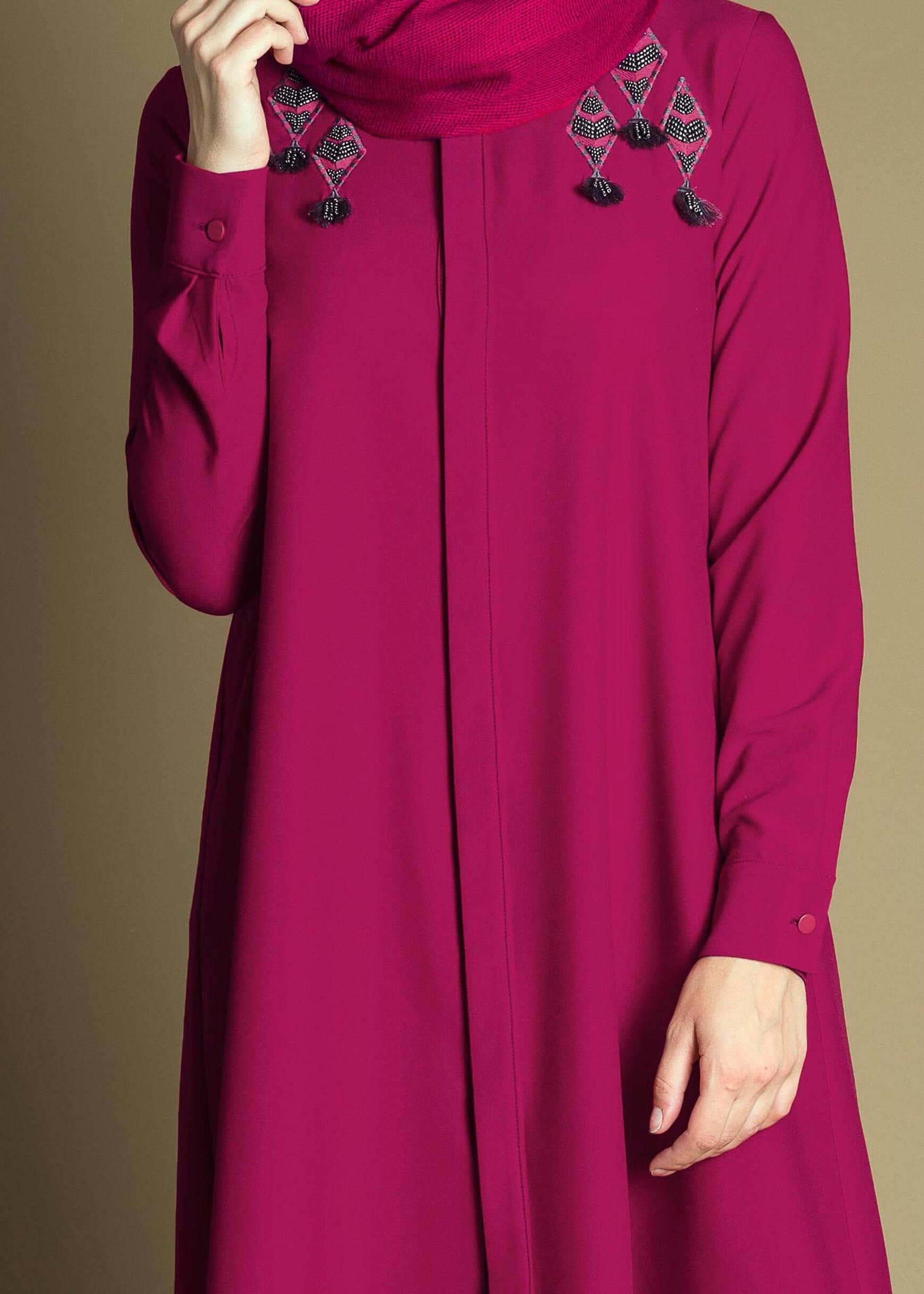 Tesettür giyim FUŞYA BONCUK İŞLEMELİ PÜSKÜLLÜ ASİMETRİK KESİM TUNİK 4643