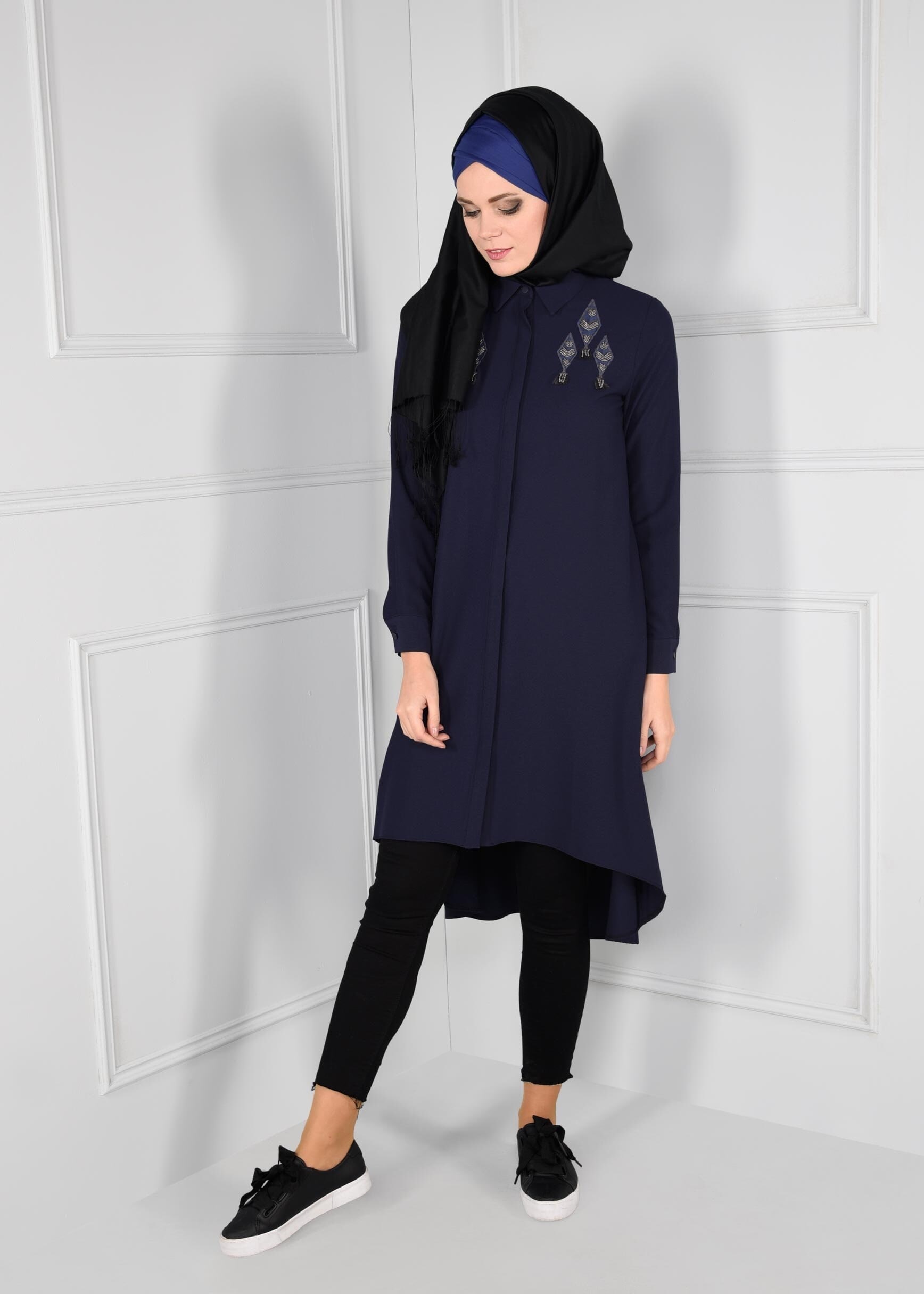 Tesettür giyim LACİVERT BONCUK İŞLEMELİ PÜSKÜLLÜ ASİMETRİK KESİM TUNİK 4643