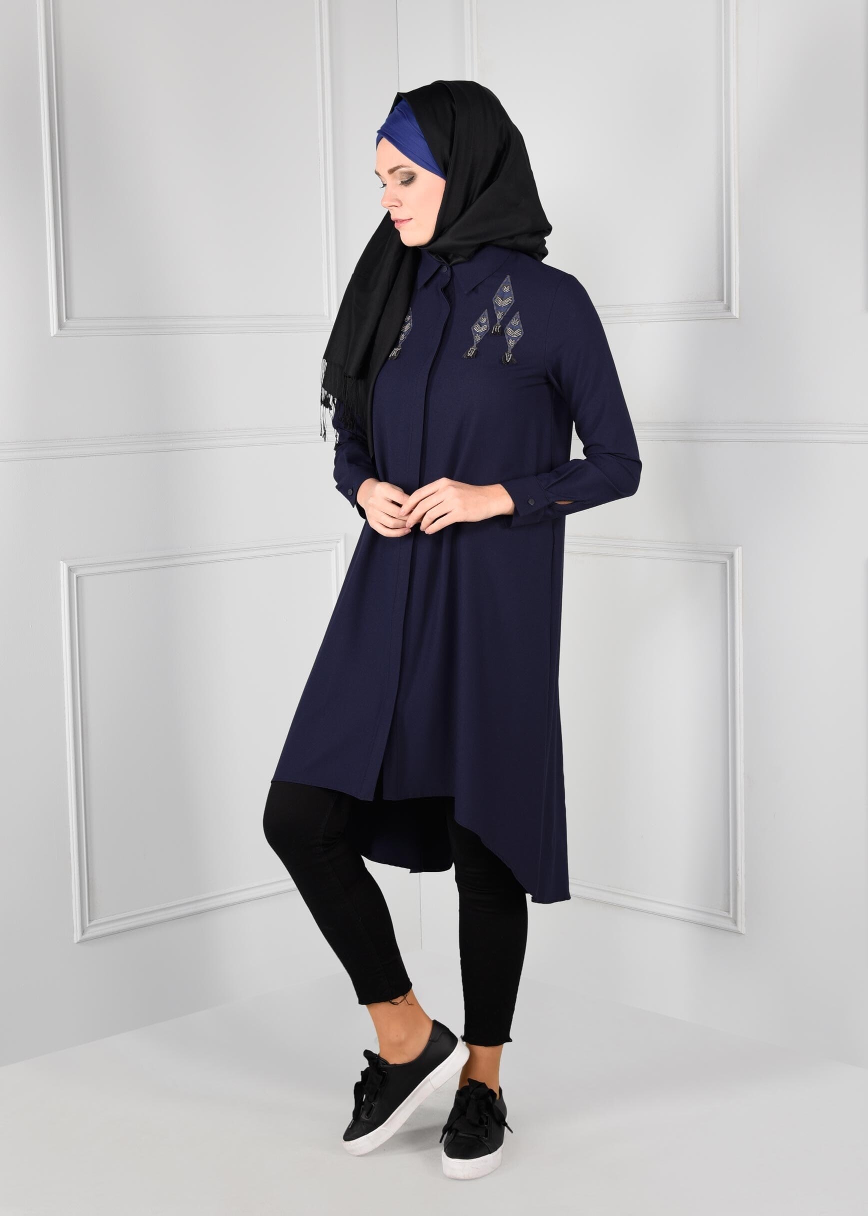 Tesettür giyim LACİVERT BONCUK İŞLEMELİ PÜSKÜLLÜ ASİMETRİK KESİM TUNİK 4643