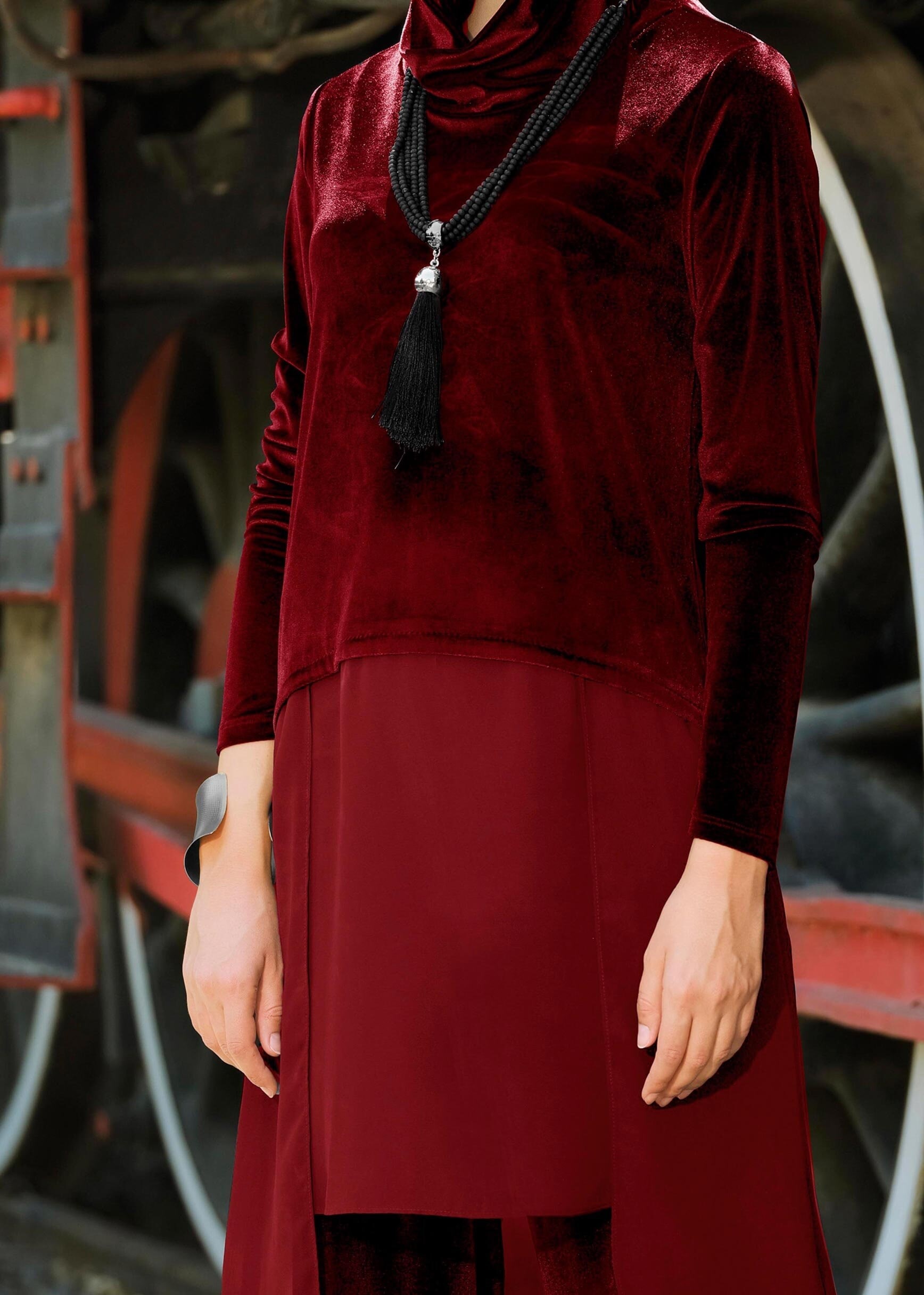 Tesettür giyim BORDO ŞAL YAKA ŞİFON DETAYLI KADİFE TUNİK 4678