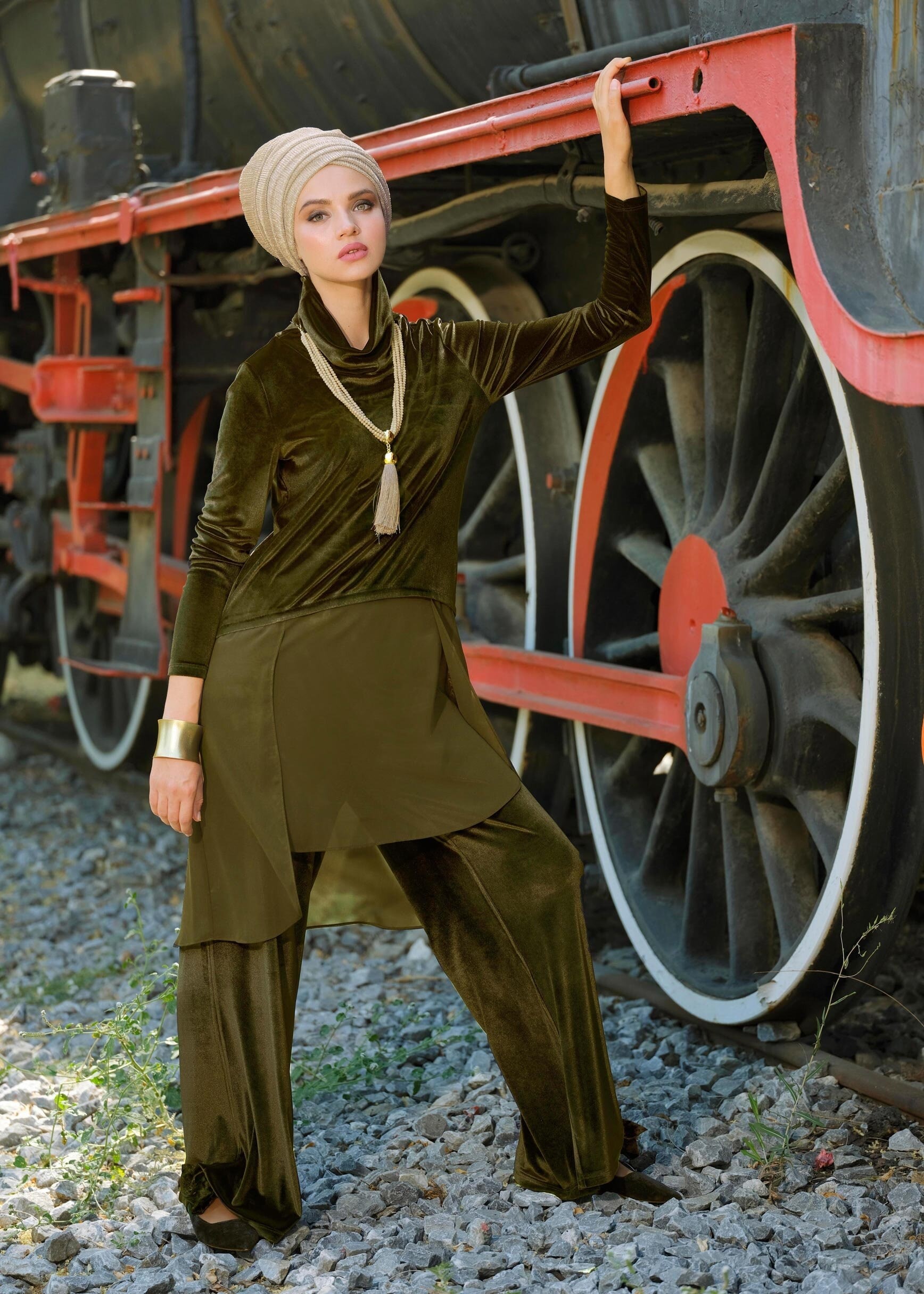 Tesettür giyim HAKİ ŞAL YAKA ŞİFON DETAYLI KADİFE TUNİK 4678