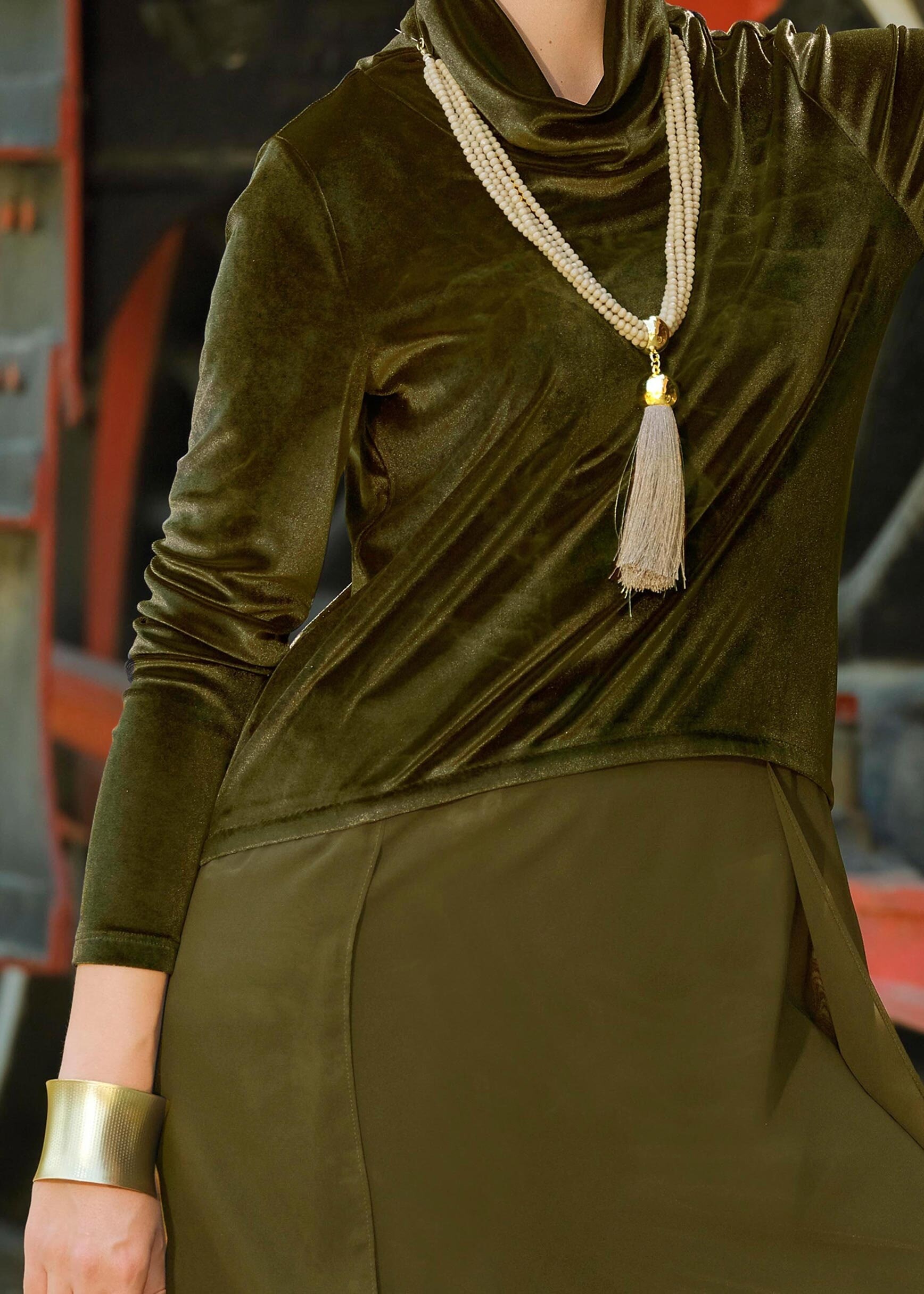 Tesettür giyim HAKİ ŞAL YAKA ŞİFON DETAYLI KADİFE TUNİK 4678