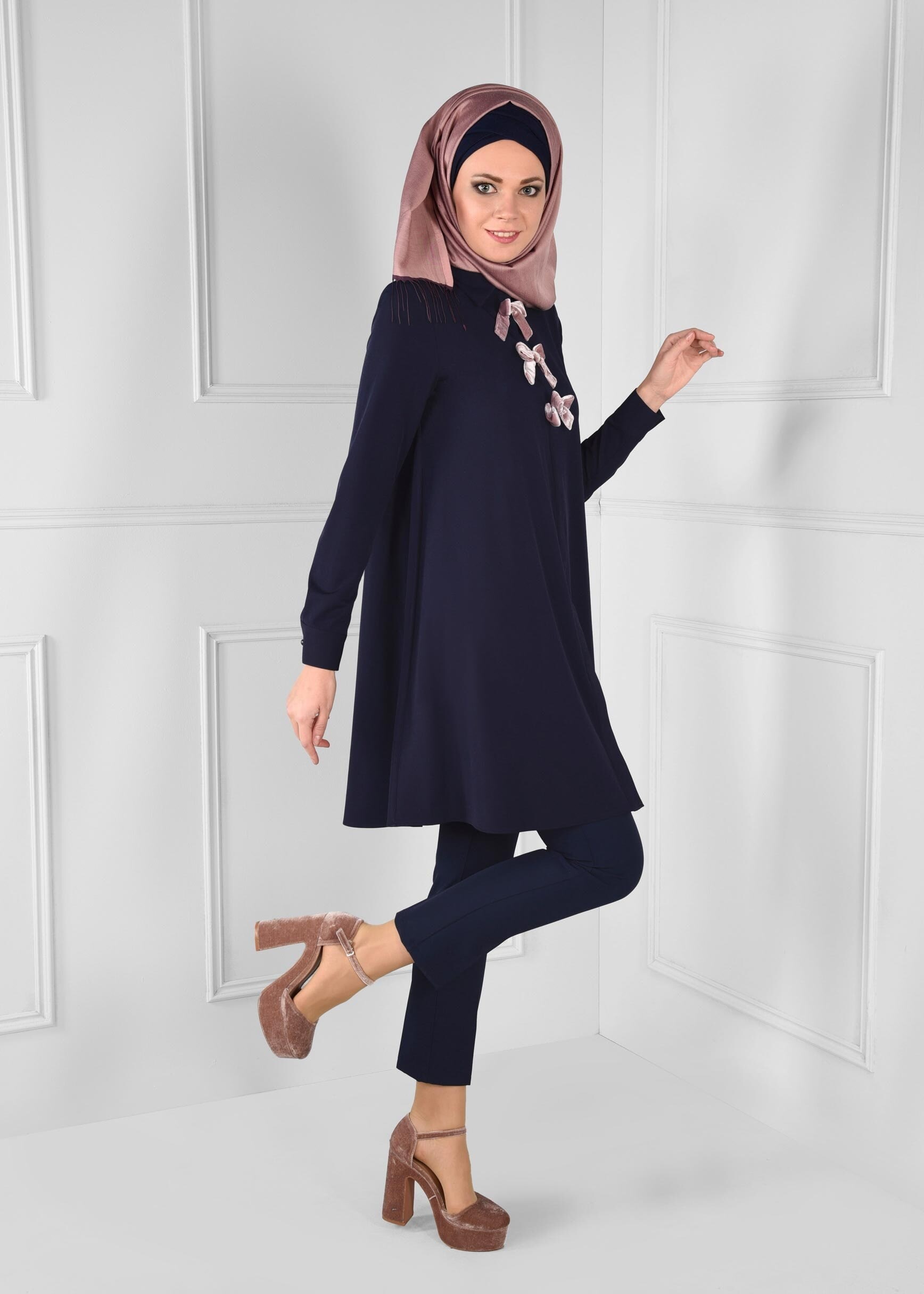 Tesettür giyim LACİVERT FİYONK DETAYLI GENİŞ KESİM TUNİK 4681