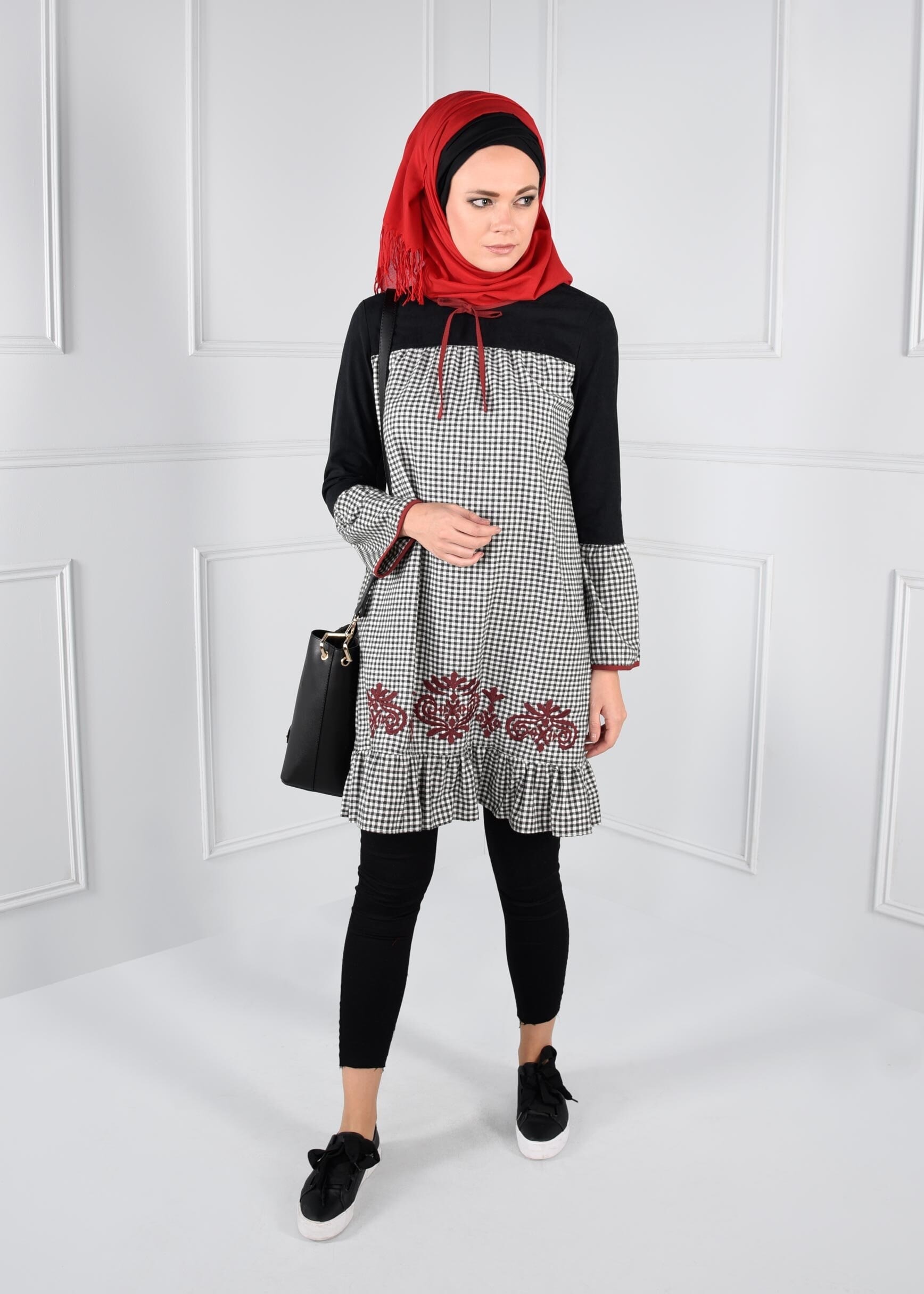 Tesettür giyim SİYAH YAKASI BAĞCIKLI NAKIŞ DETAYLI PÖTİKARE TUNİK 4701 