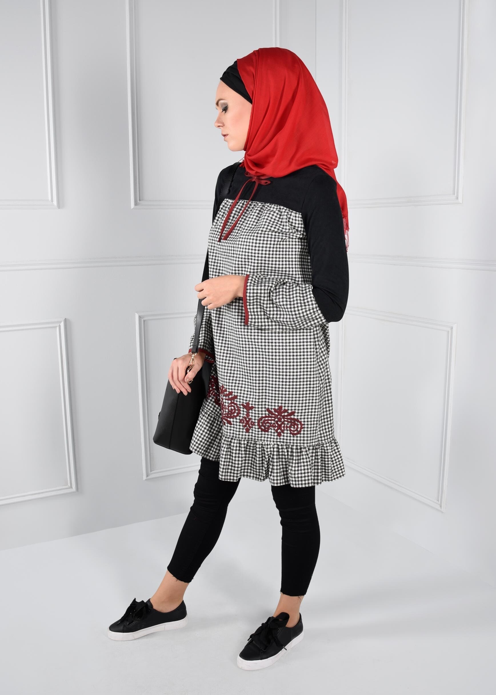 Tesettür giyim SİYAH YAKASI BAĞCIKLI NAKIŞ DETAYLI PÖTİKARE TUNİK 4701 