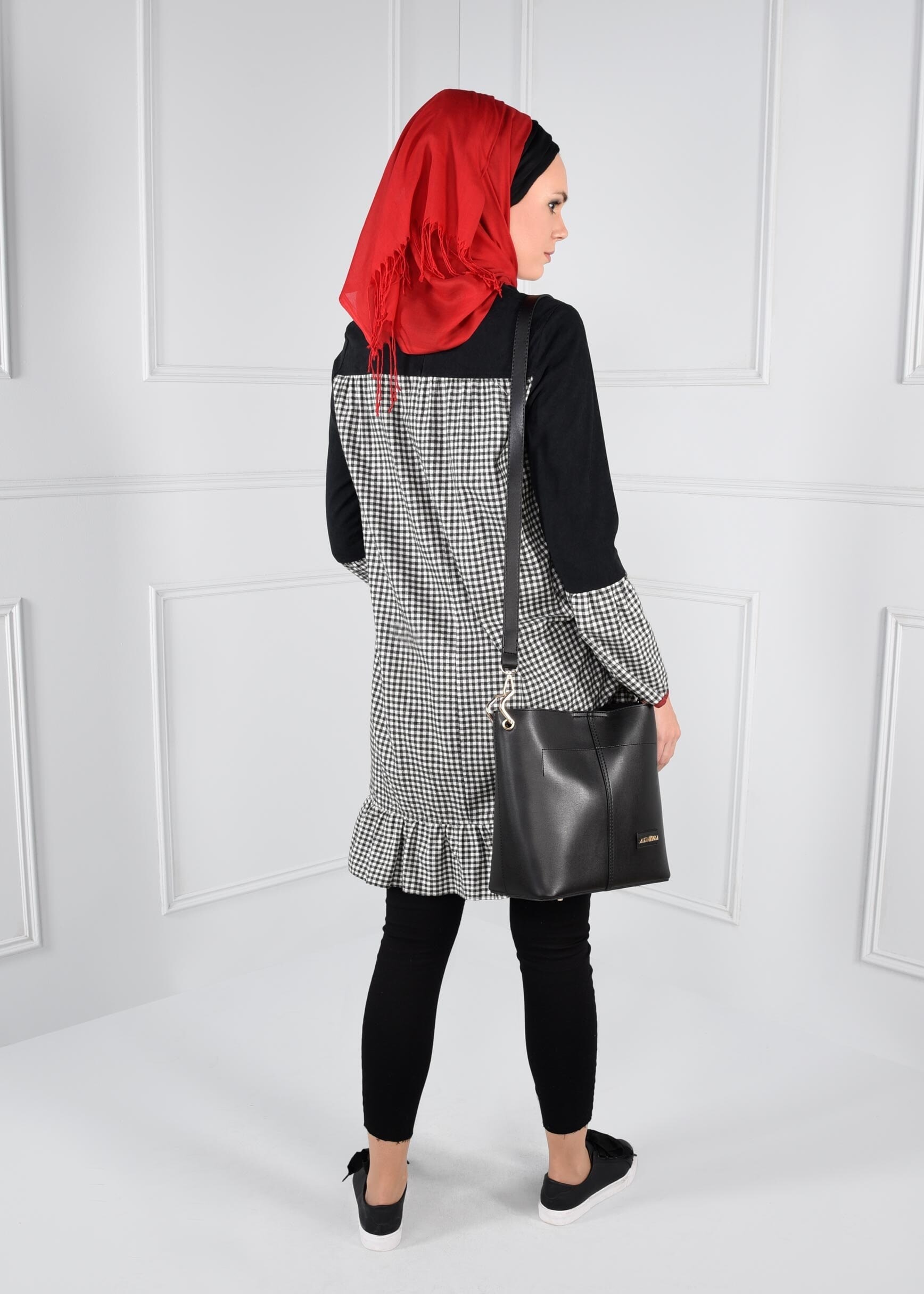 Tesettür giyim SİYAH YAKASI BAĞCIKLI NAKIŞ DETAYLI PÖTİKARE TUNİK 4701 