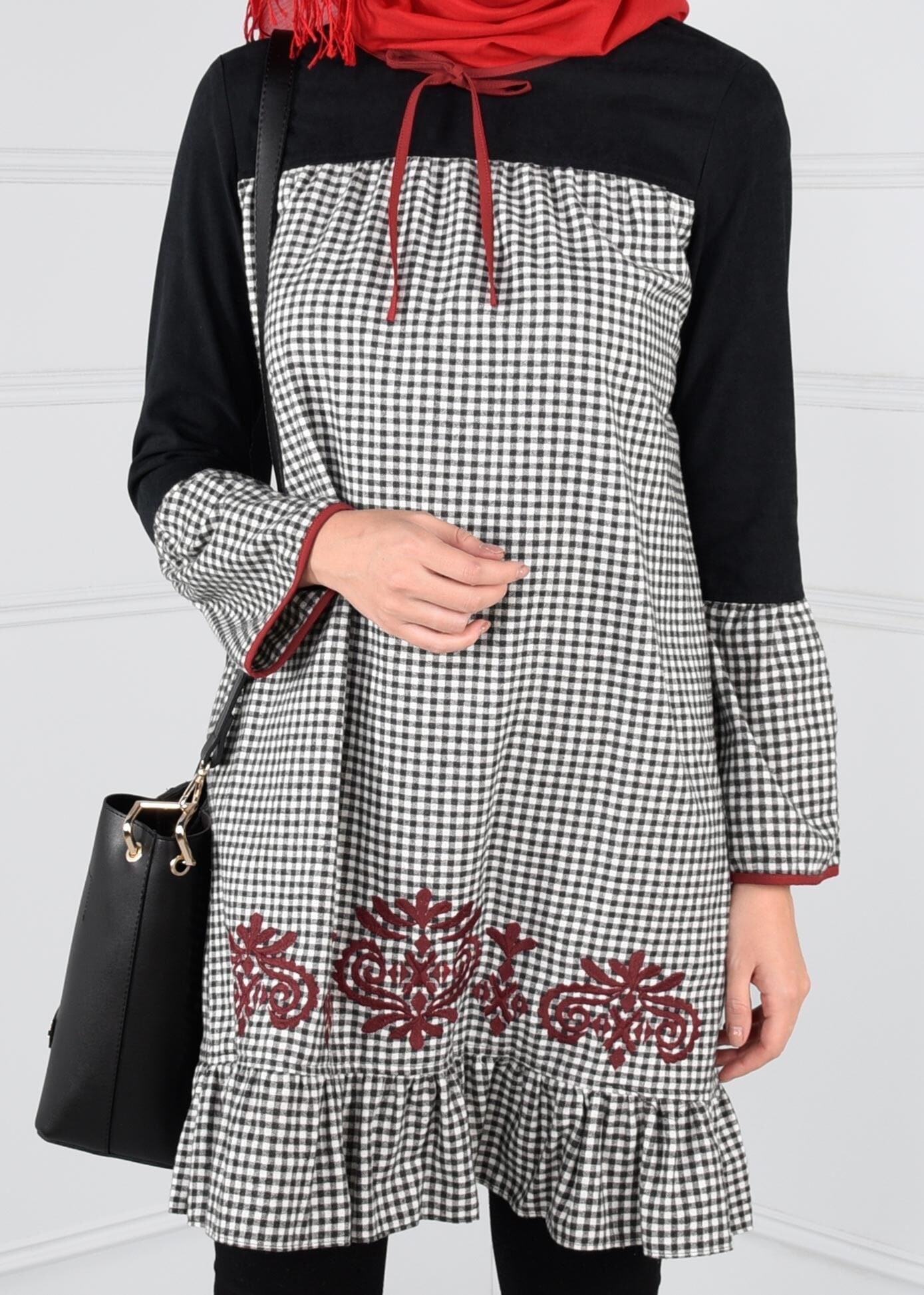 Tesettür giyim SİYAH YAKASI BAĞCIKLI NAKIŞ DETAYLI PÖTİKARE TUNİK 4701 