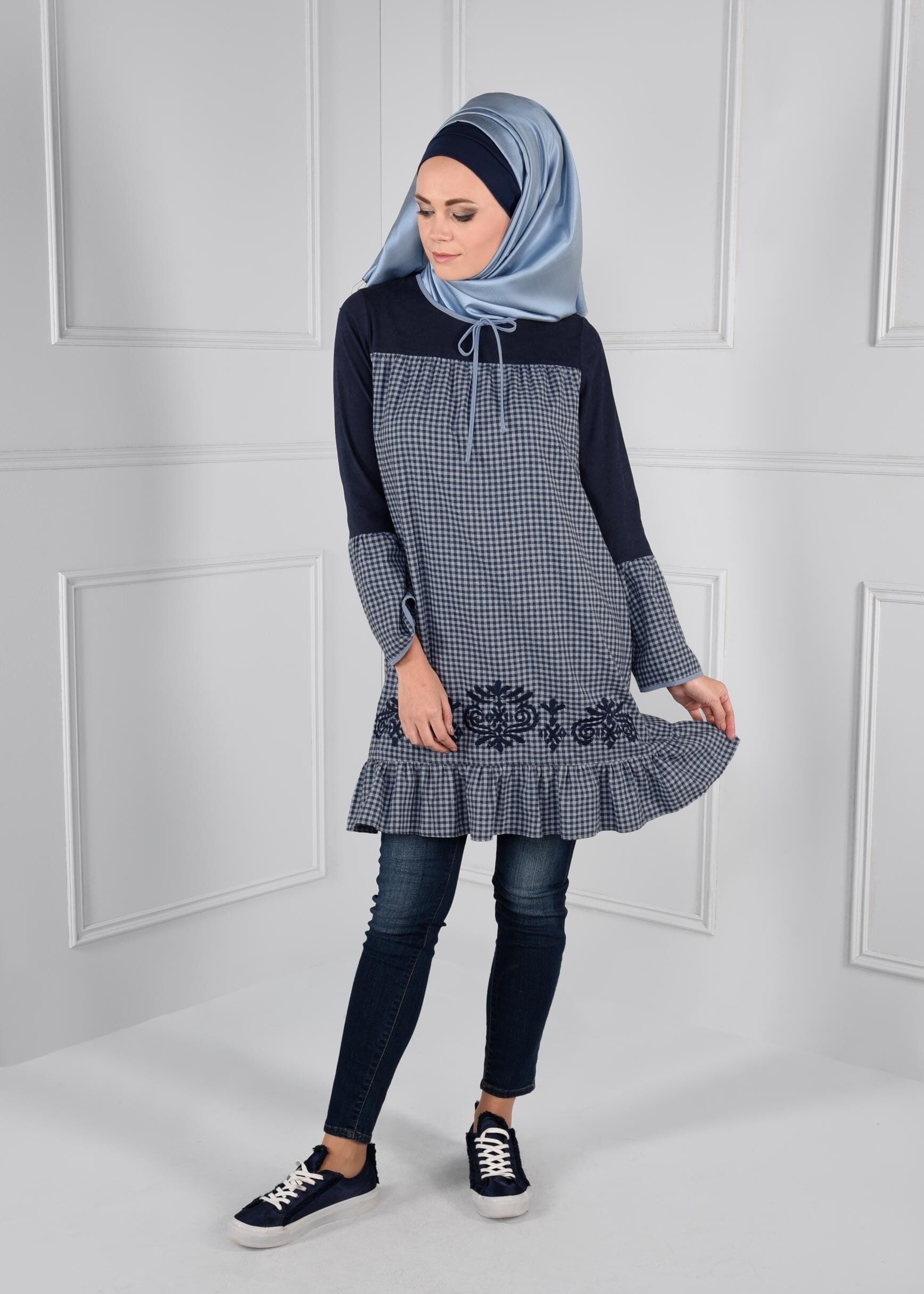 Tesettür giyim LACİVERT YAKASI BAĞCIKLI NAKIŞ DETAYLI PÖTİKARE TUNİK 4701 