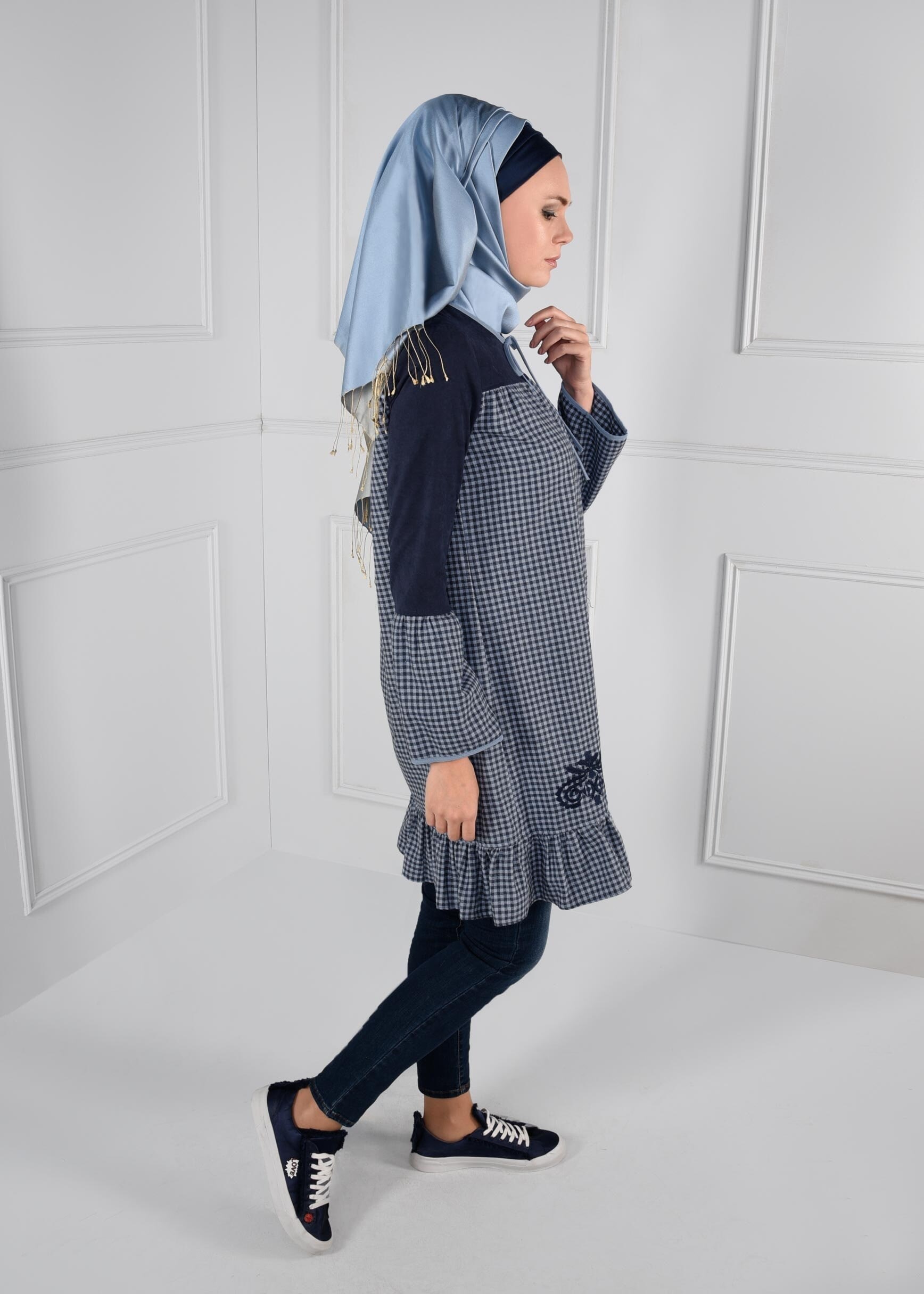 Tesettür giyim LACİVERT YAKASI BAĞCIKLI NAKIŞ DETAYLI PÖTİKARE TUNİK 4701 