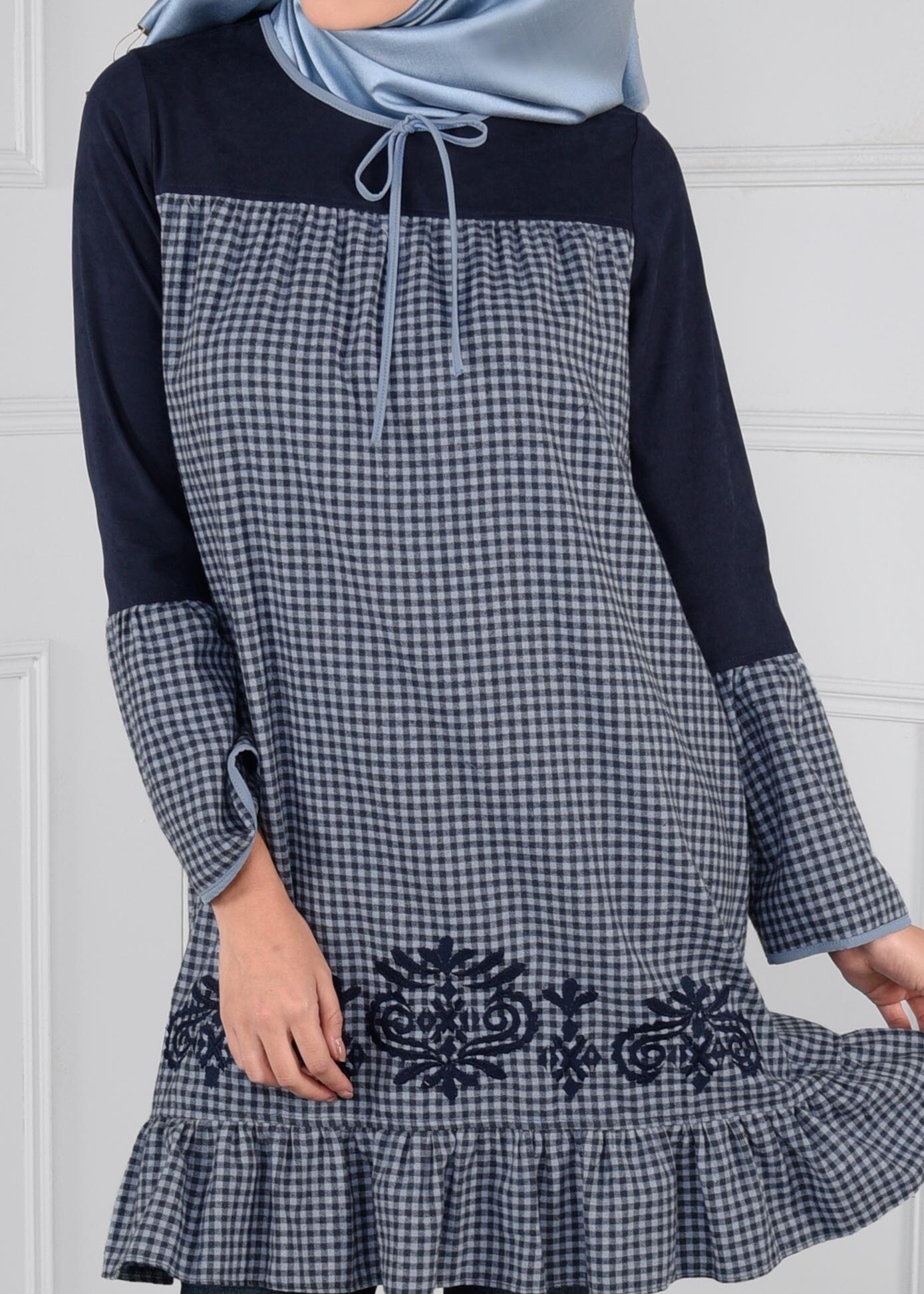 Tesettür giyim LACİVERT YAKASI BAĞCIKLI NAKIŞ DETAYLI PÖTİKARE TUNİK 4701 