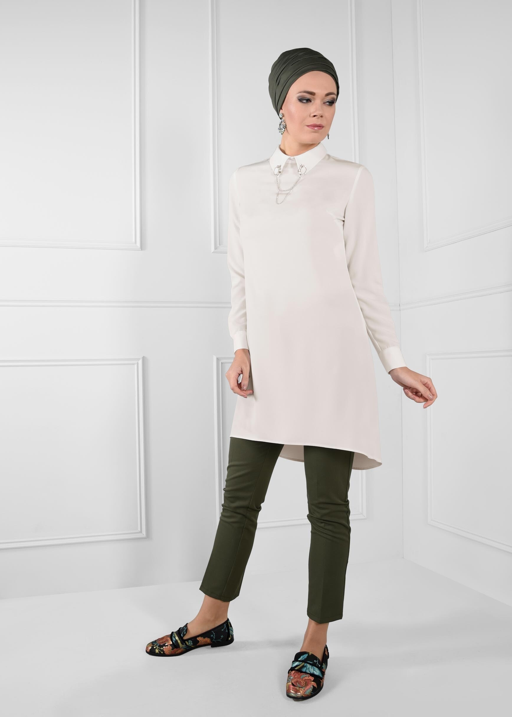 Tesettür giyim BEYAZ YAKASI BROŞLU ASİMETRİK KESİM KREP TUNİK 4705 