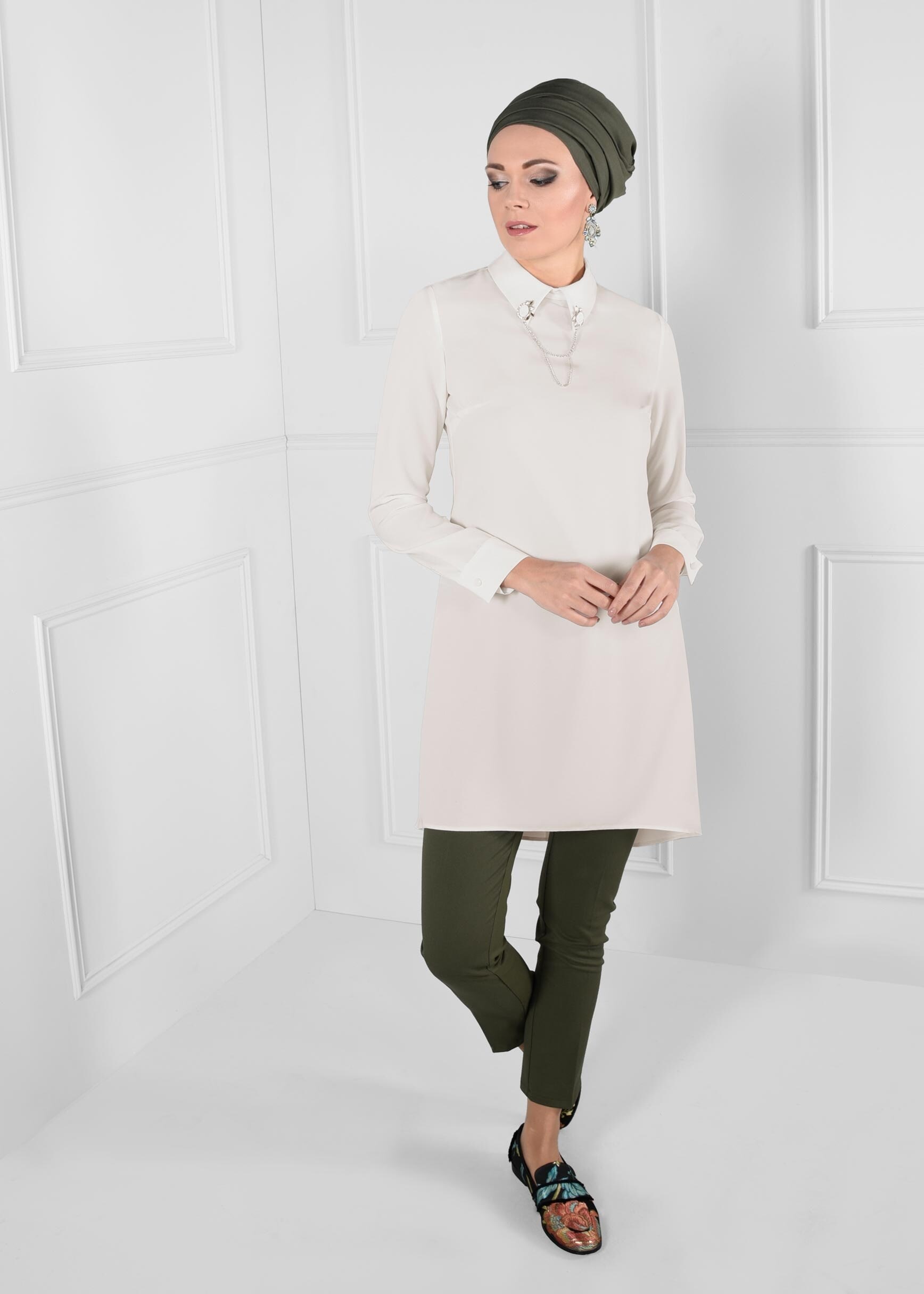Tesettür giyim BEYAZ YAKASI BROŞLU ASİMETRİK KESİM KREP TUNİK 4705 