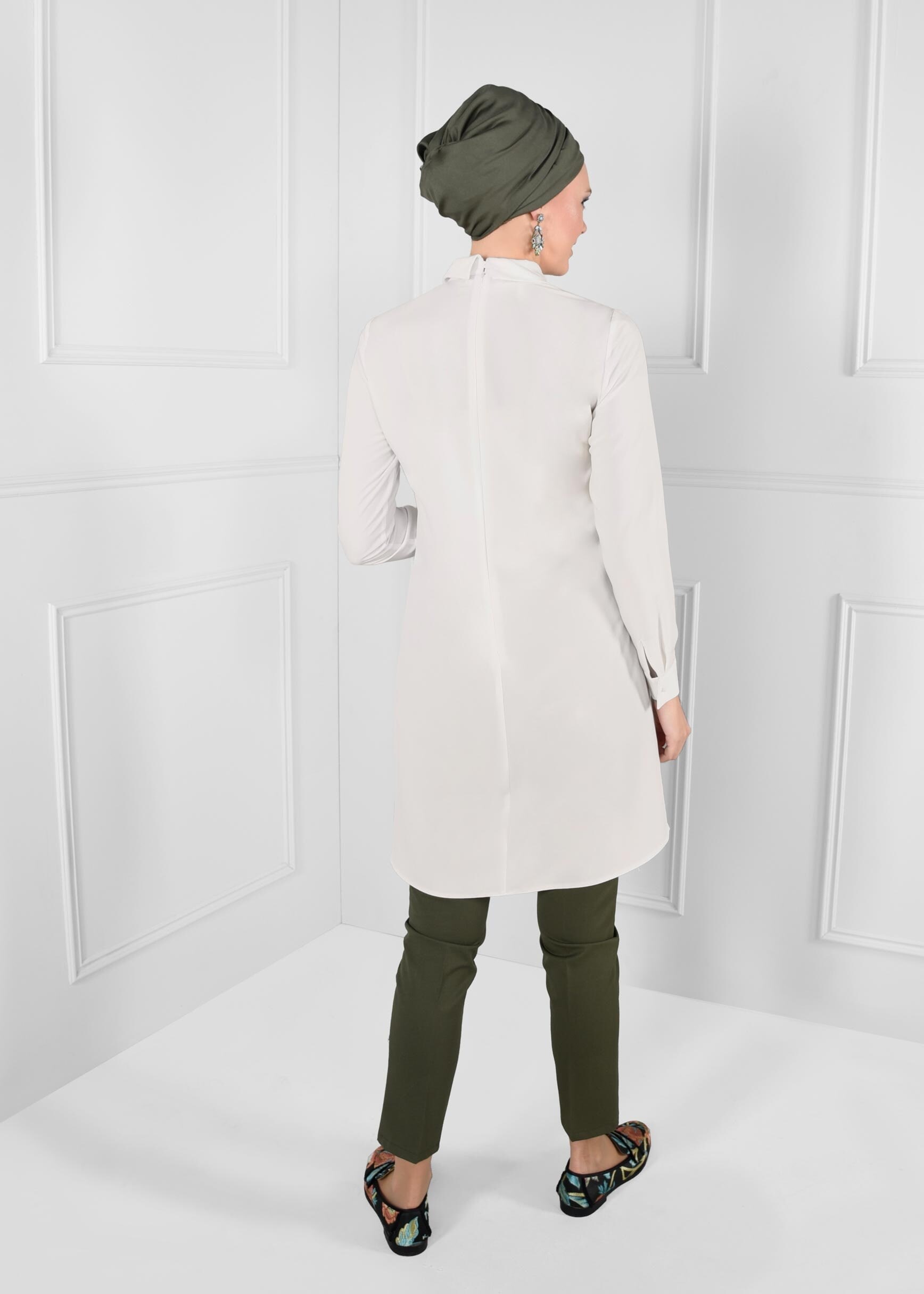 Tesettür giyim BEYAZ YAKASI BROŞLU ASİMETRİK KESİM KREP TUNİK 4705 