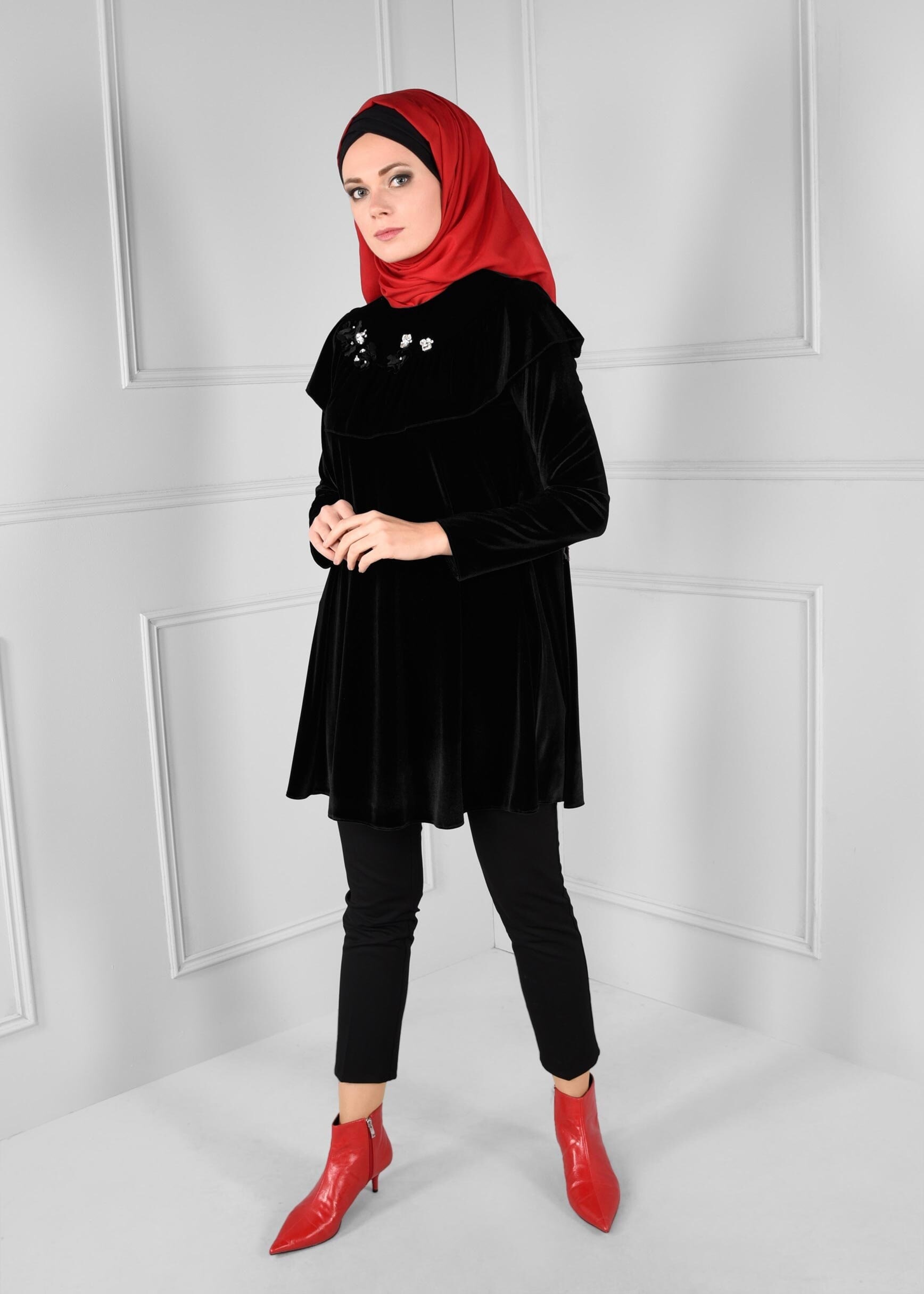 Tesettür giyim SİYAH ÇİÇEK VOLAN DETAYLI KADİFE TUNİK 4734 