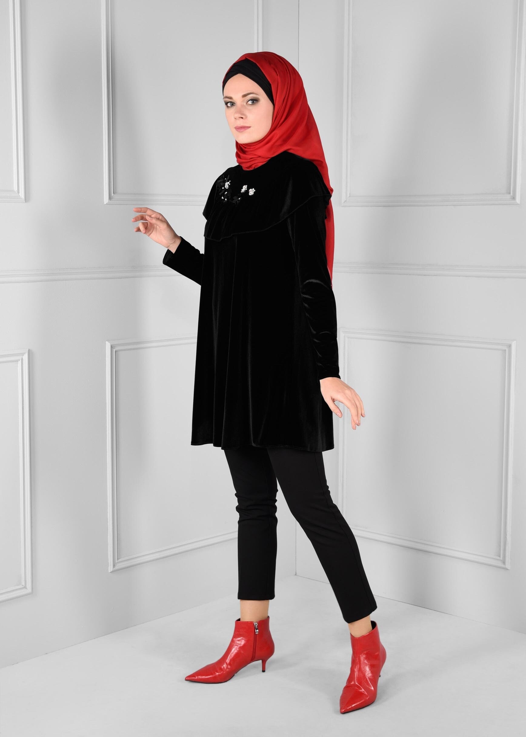 Tesettür giyim SİYAH ÇİÇEK VOLAN DETAYLI KADİFE TUNİK 4734 