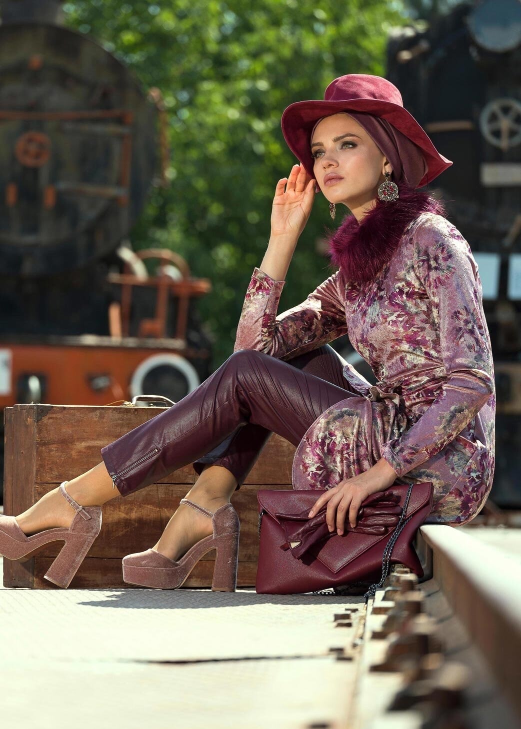 Tesettür giyim MOR ÇİÇEK DESENLİ YAKASI PELUŞ KADİFE TUNİK 4735 