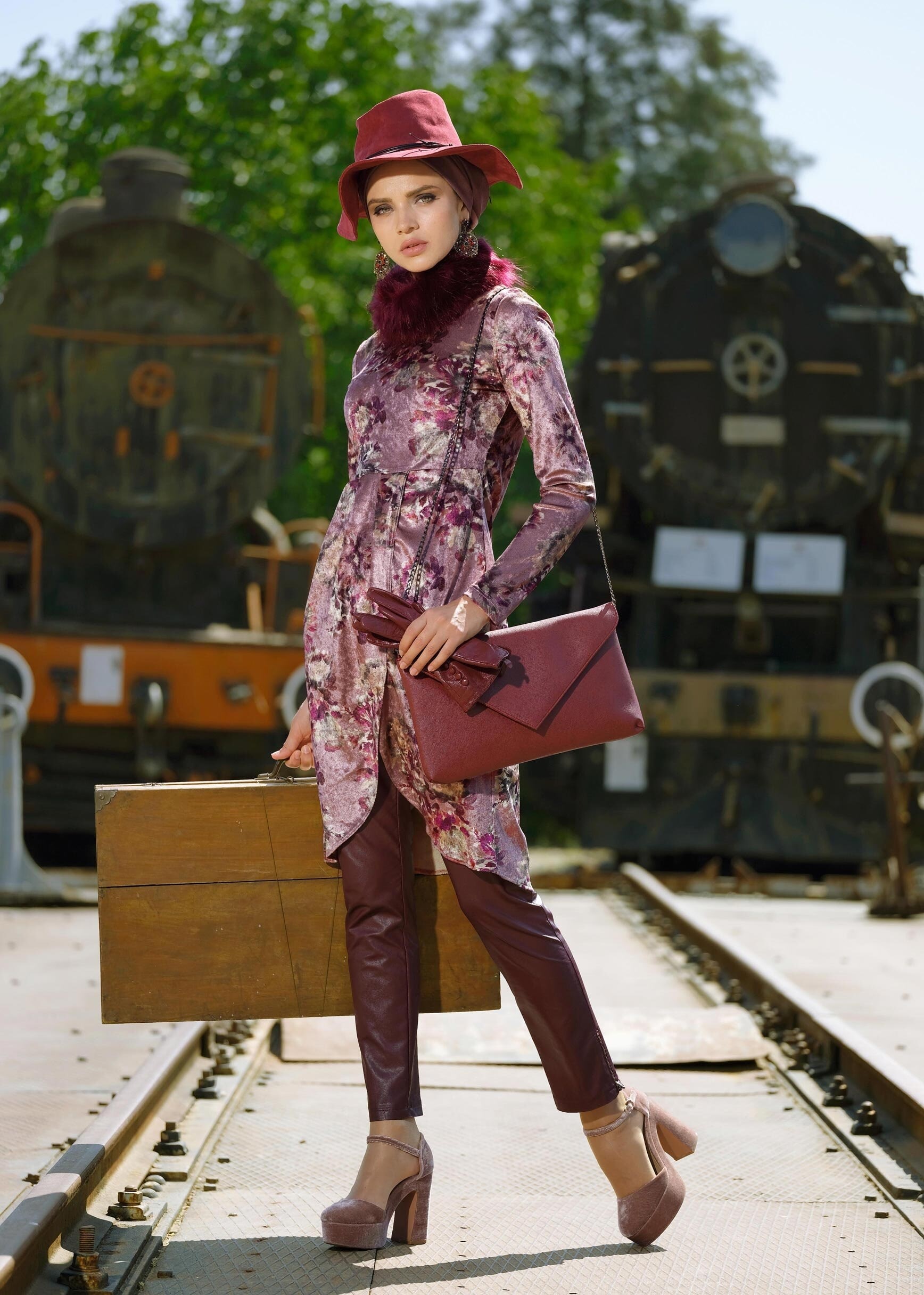 Tesettür giyim MOR ÇİÇEK DESENLİ YAKASI PELUŞ KADİFE TUNİK 4735 