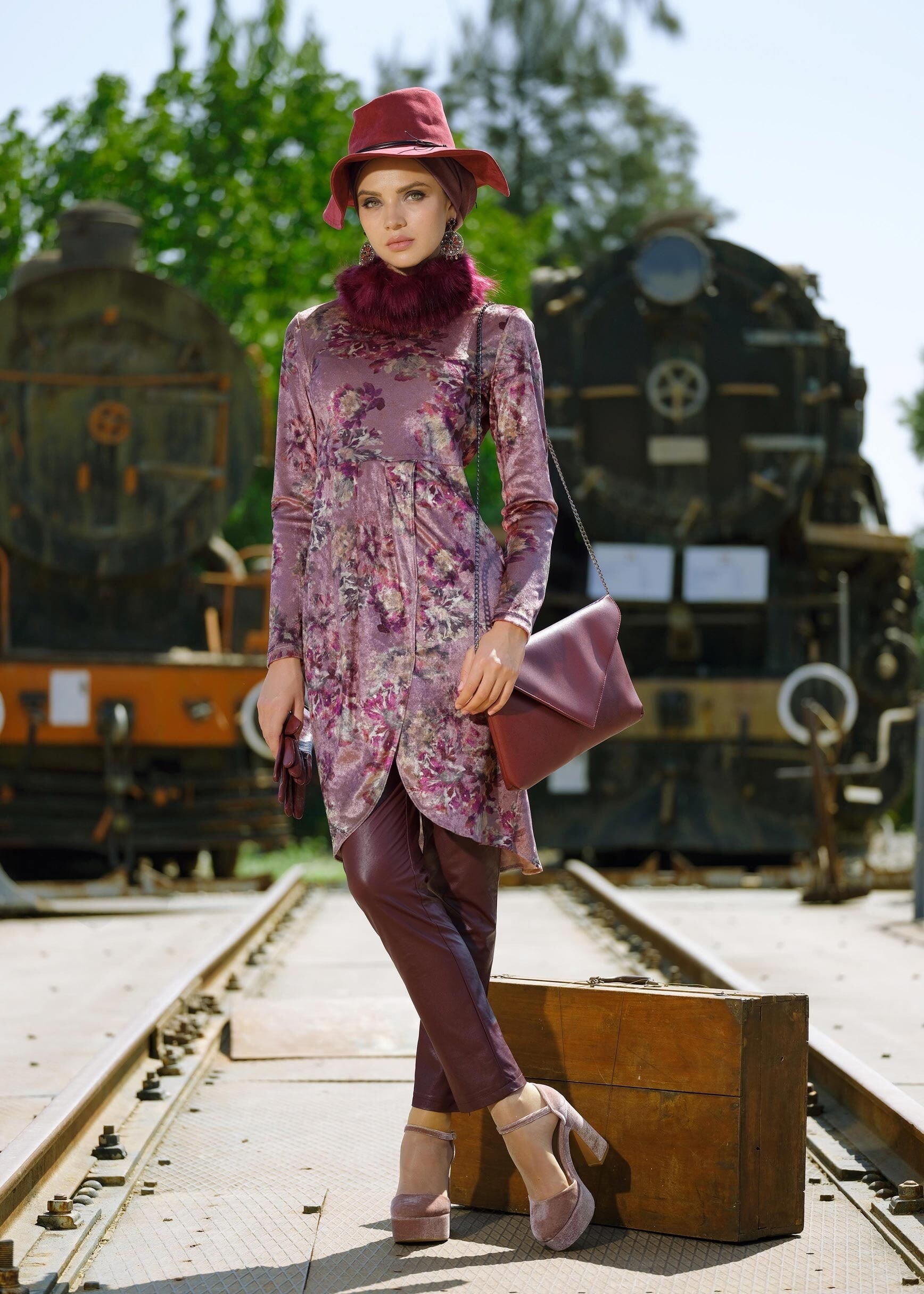 Tesettür giyim MOR ÇİÇEK DESENLİ YAKASI PELUŞ KADİFE TUNİK 4735 