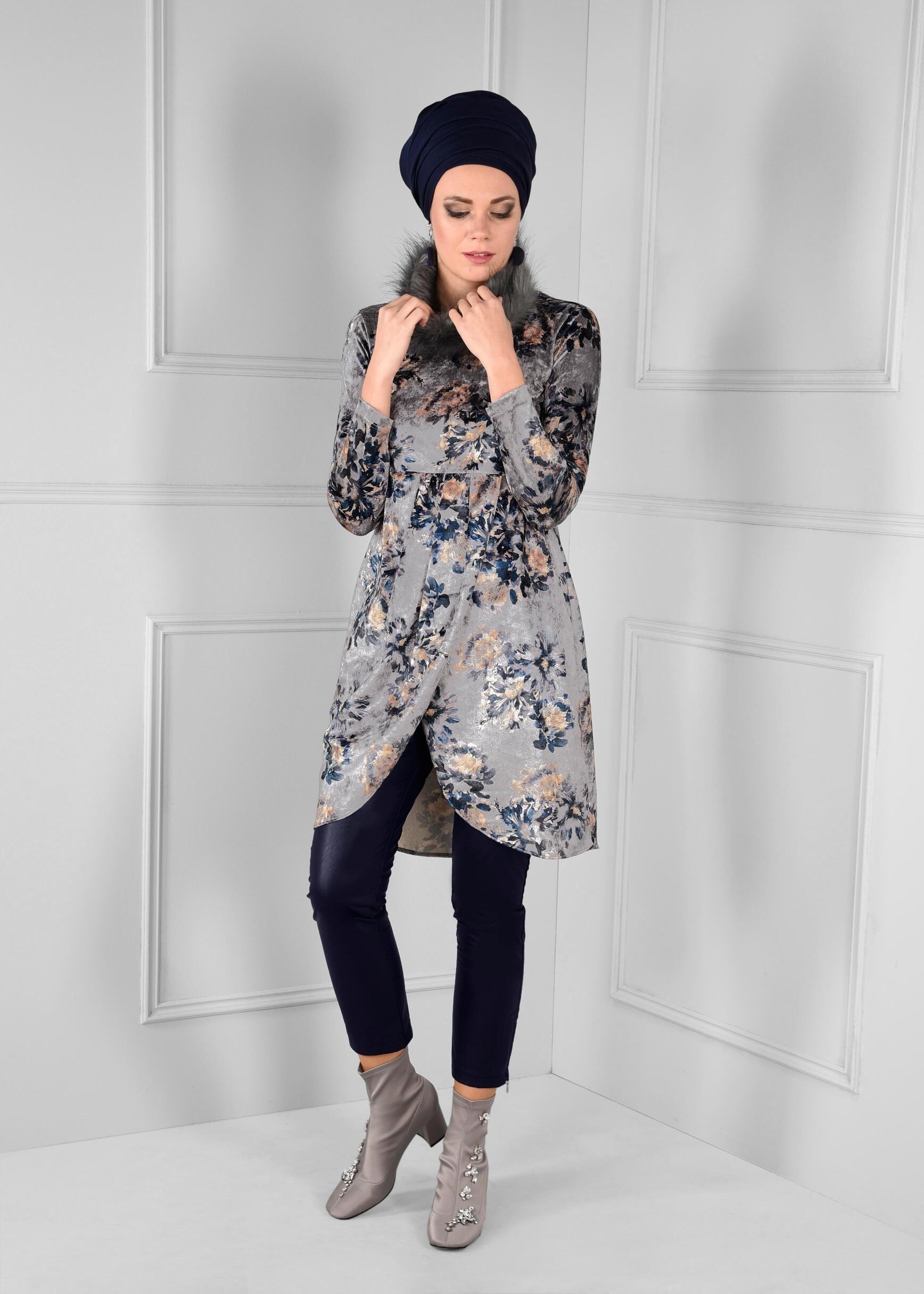 Tesettür giyim GRİ ÇİÇEK DESENLİ YAKASI PELUŞ KADİFE TUNİK 4735 
