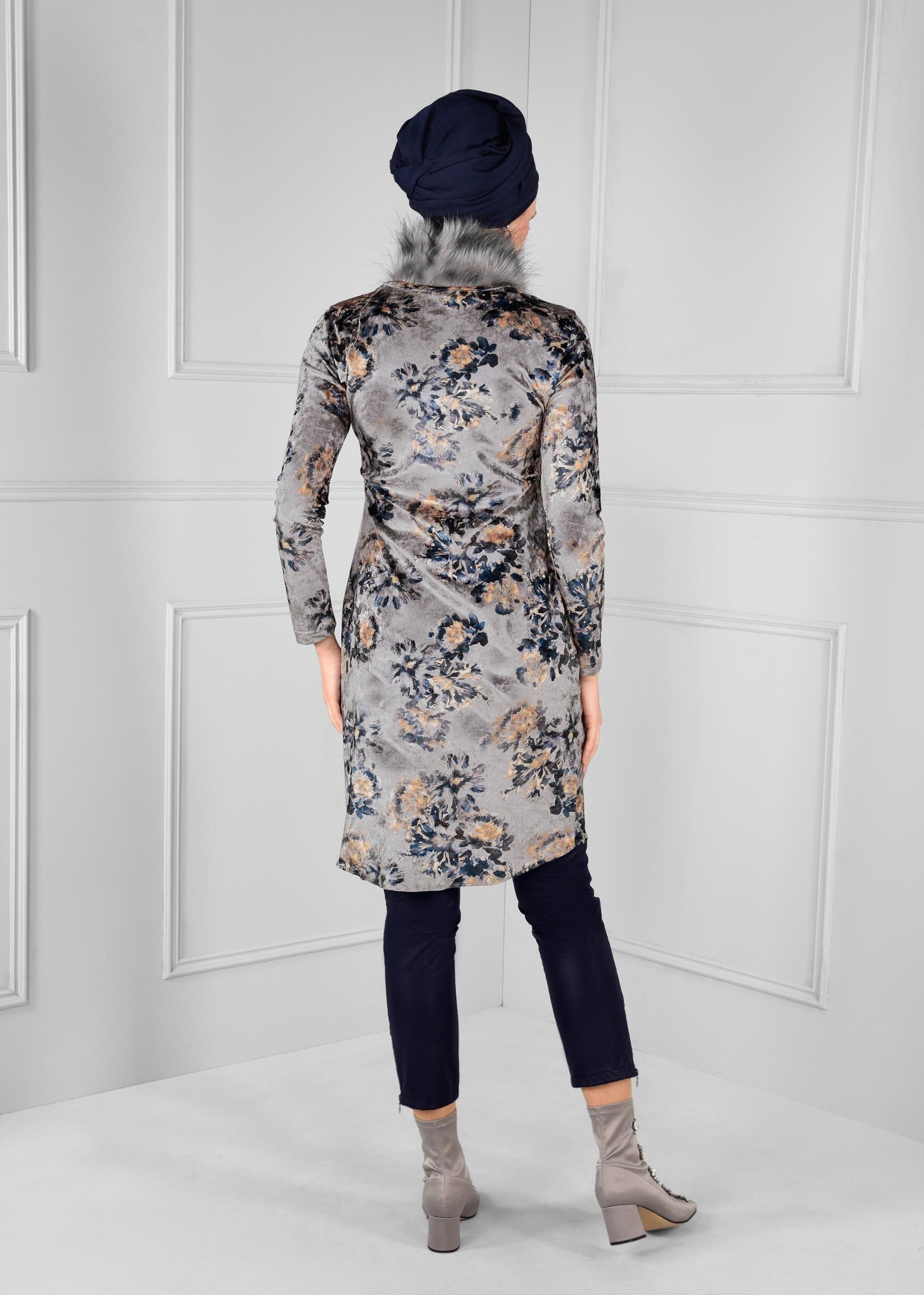 Tesettür giyim GRİ ÇİÇEK DESENLİ YAKASI PELUŞ KADİFE TUNİK 4735 