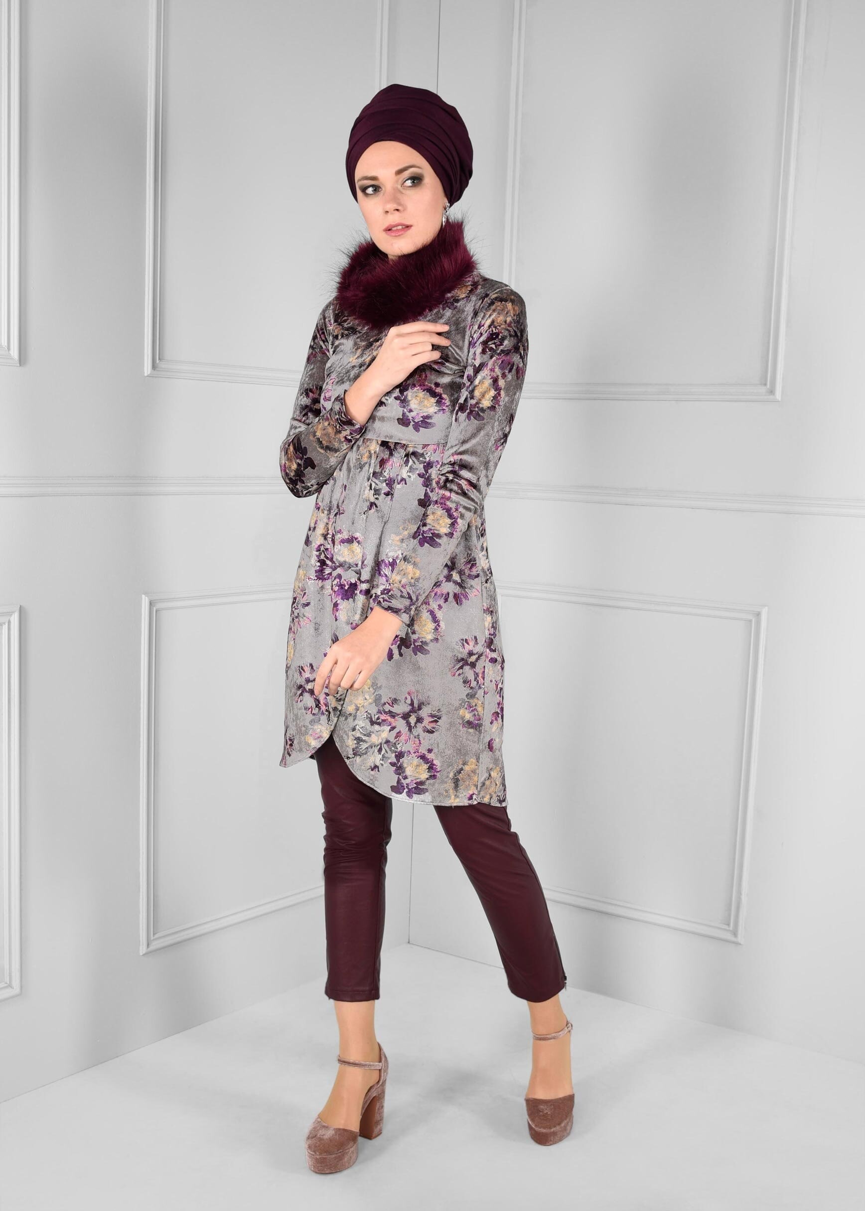 Tesettür giyim GRİ ÇİÇEK DESENLİ YAKASI PELUŞ KADİFE TUNİK 4735 