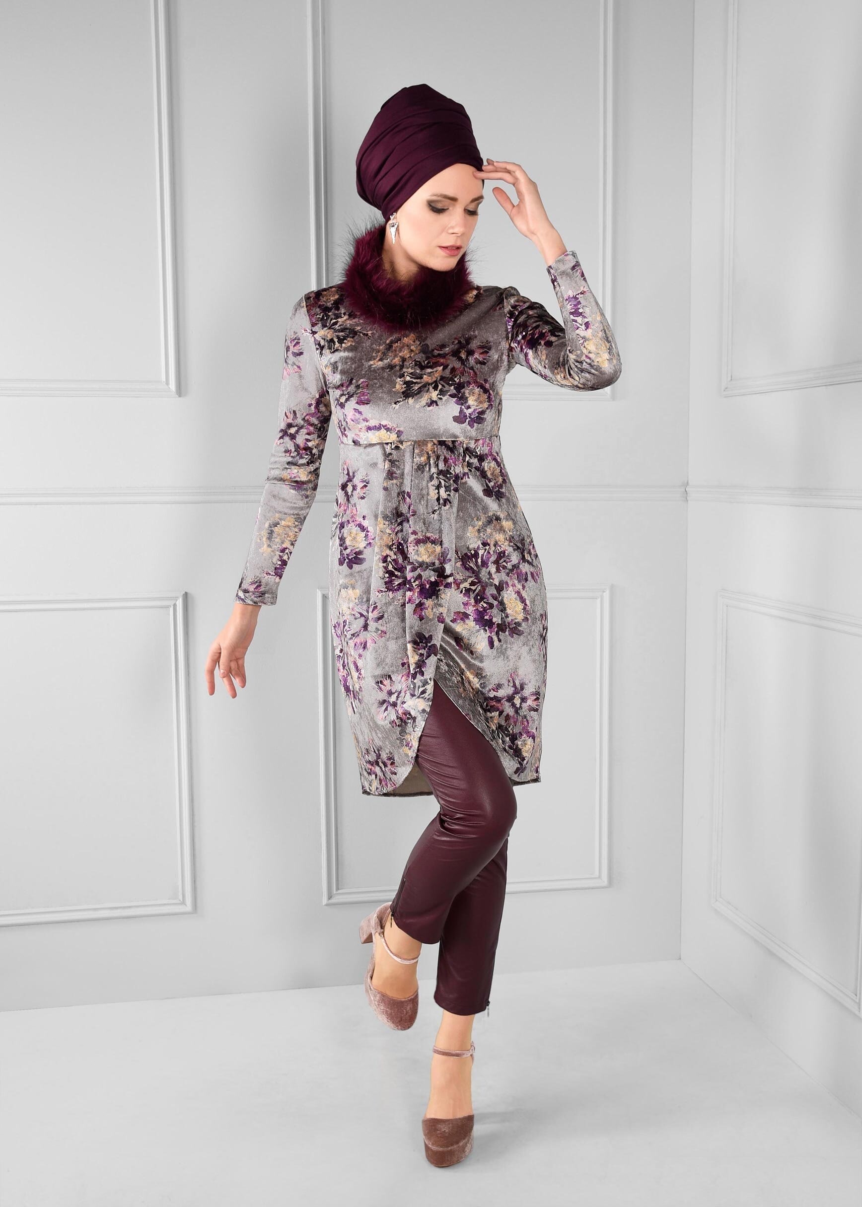 Tesettür giyim GRİ ÇİÇEK DESENLİ YAKASI PELUŞ KADİFE TUNİK 4735 