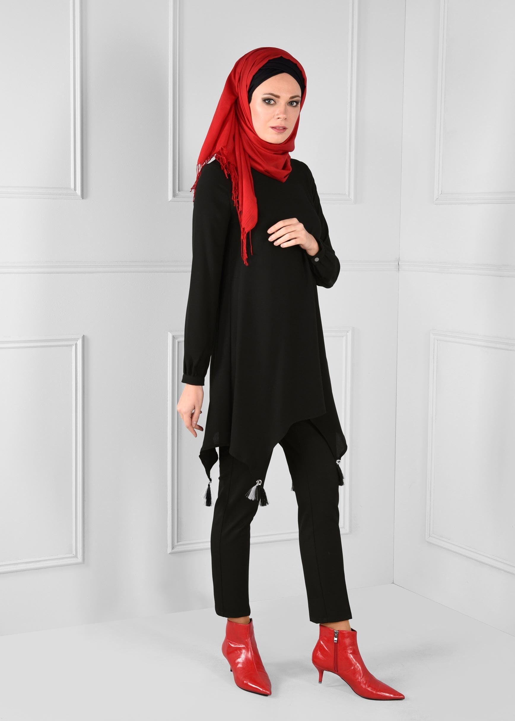 Tesettür giyim SİYAH ASİMETRİK KESİM PÜSKÜL DETAYLI TUNİK 4754