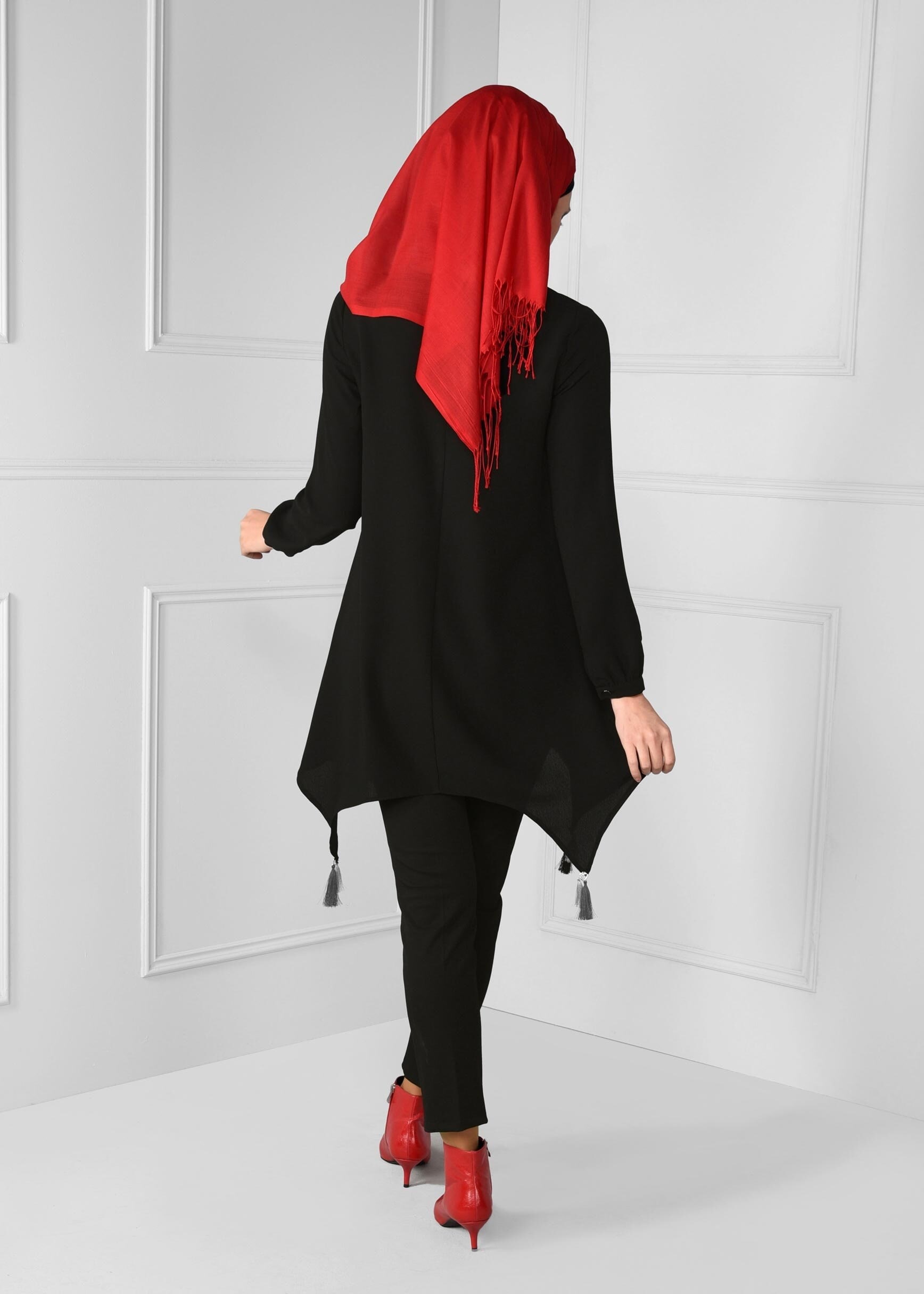 Tesettür giyim SİYAH ASİMETRİK KESİM PÜSKÜL DETAYLI TUNİK 4754