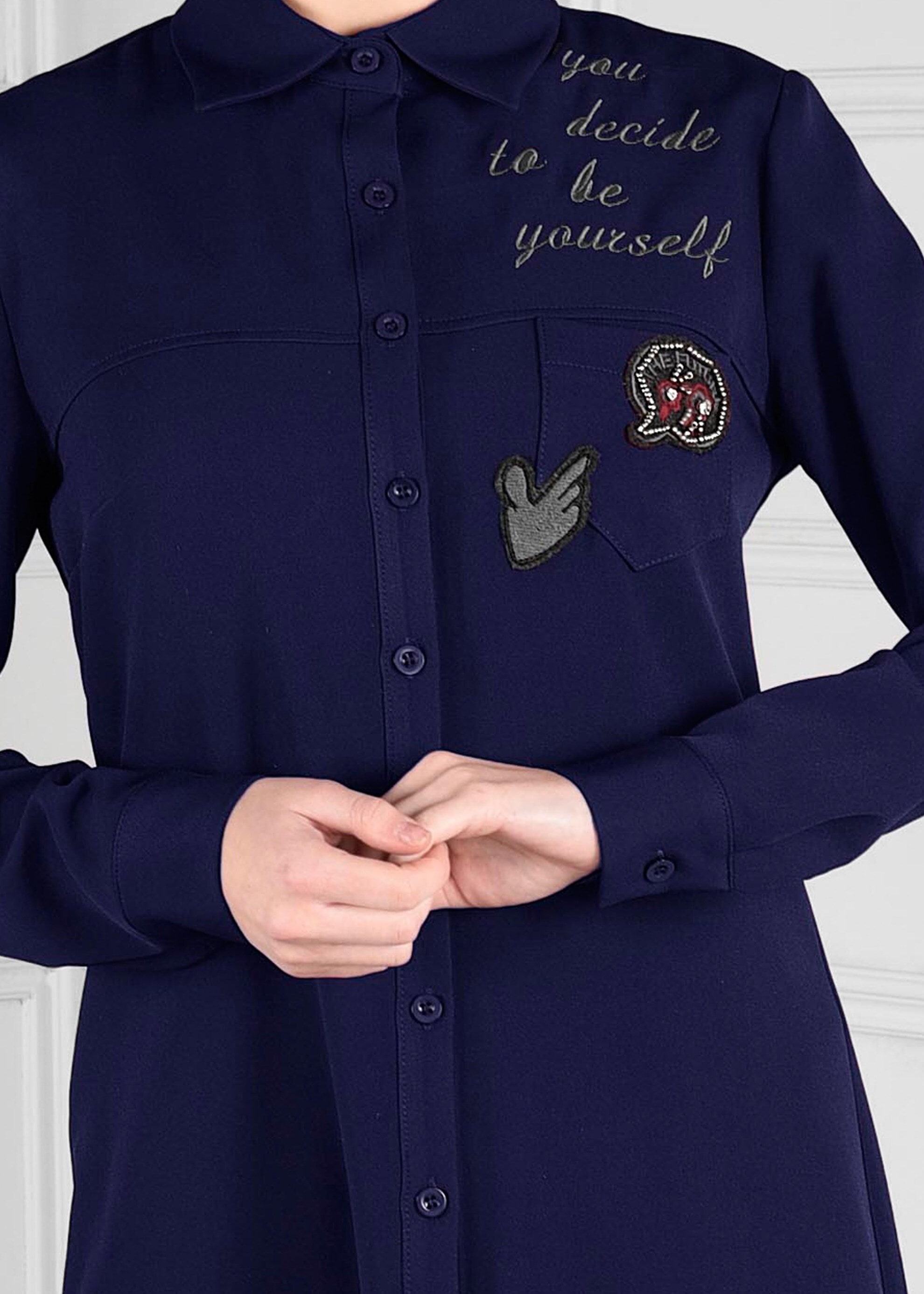 Tesettür giyim LACİVERT BOYDAN DÜĞMELİ NAKIŞ DETAYLI TUNİK 4761