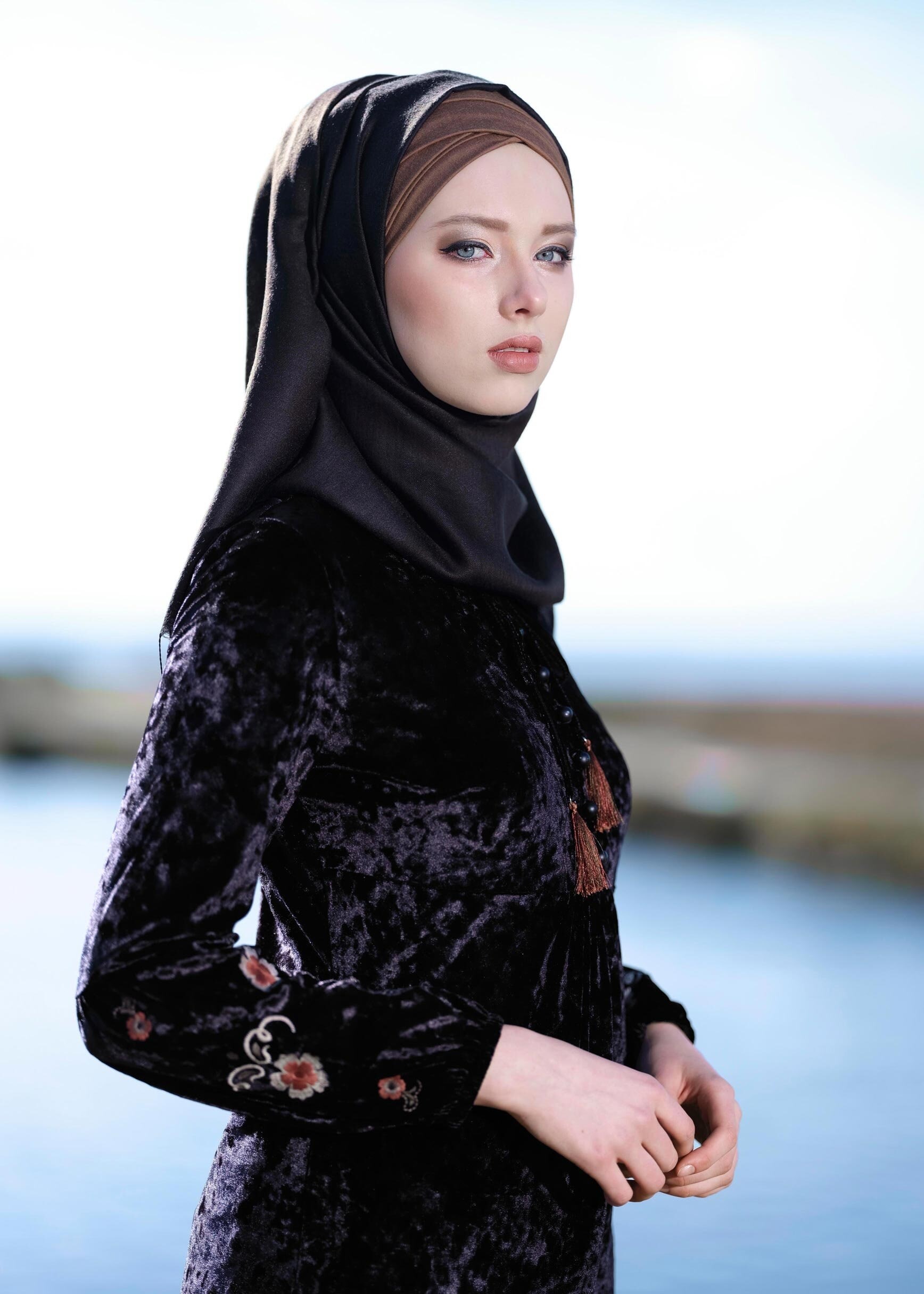 Tesettür giyim SİYAH NAKIŞLI MANŞETLERİ LASTİKLİ DÜĞMELİ KADİFE TUNİK 4821