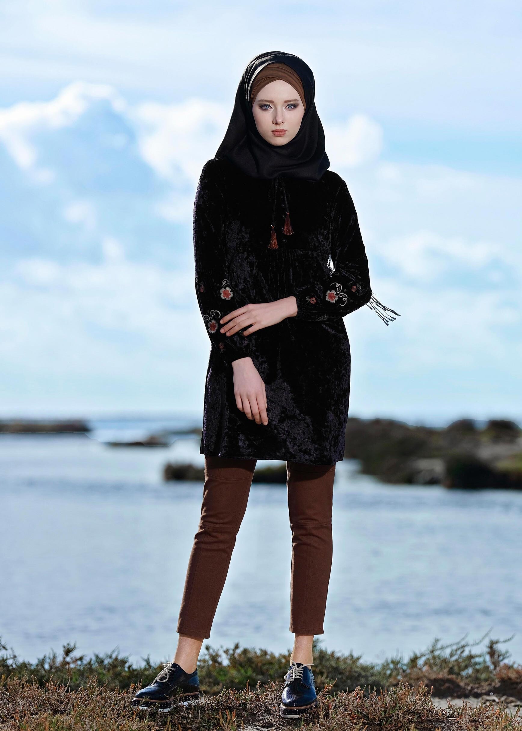 Tesettür giyim SİYAH NAKIŞLI MANŞETLERİ LASTİKLİ DÜĞMELİ KADİFE TUNİK 4821