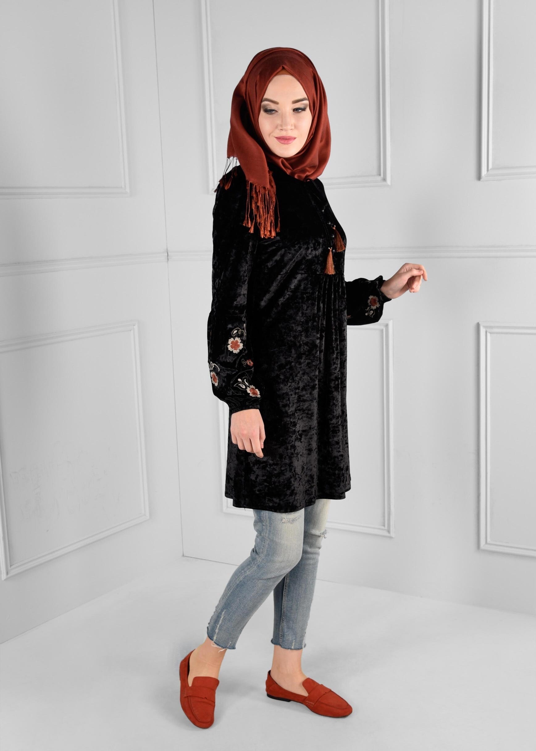 Tesettür giyim SİYAH NAKIŞLI MANŞETLERİ LASTİKLİ DÜĞMELİ KADİFE TUNİK 4821