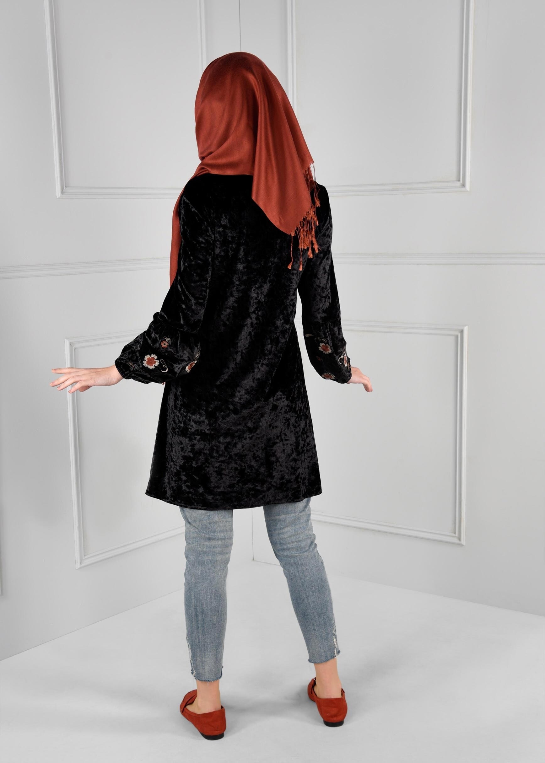 Tesettür giyim SİYAH NAKIŞLI MANŞETLERİ LASTİKLİ DÜĞMELİ KADİFE TUNİK 4821