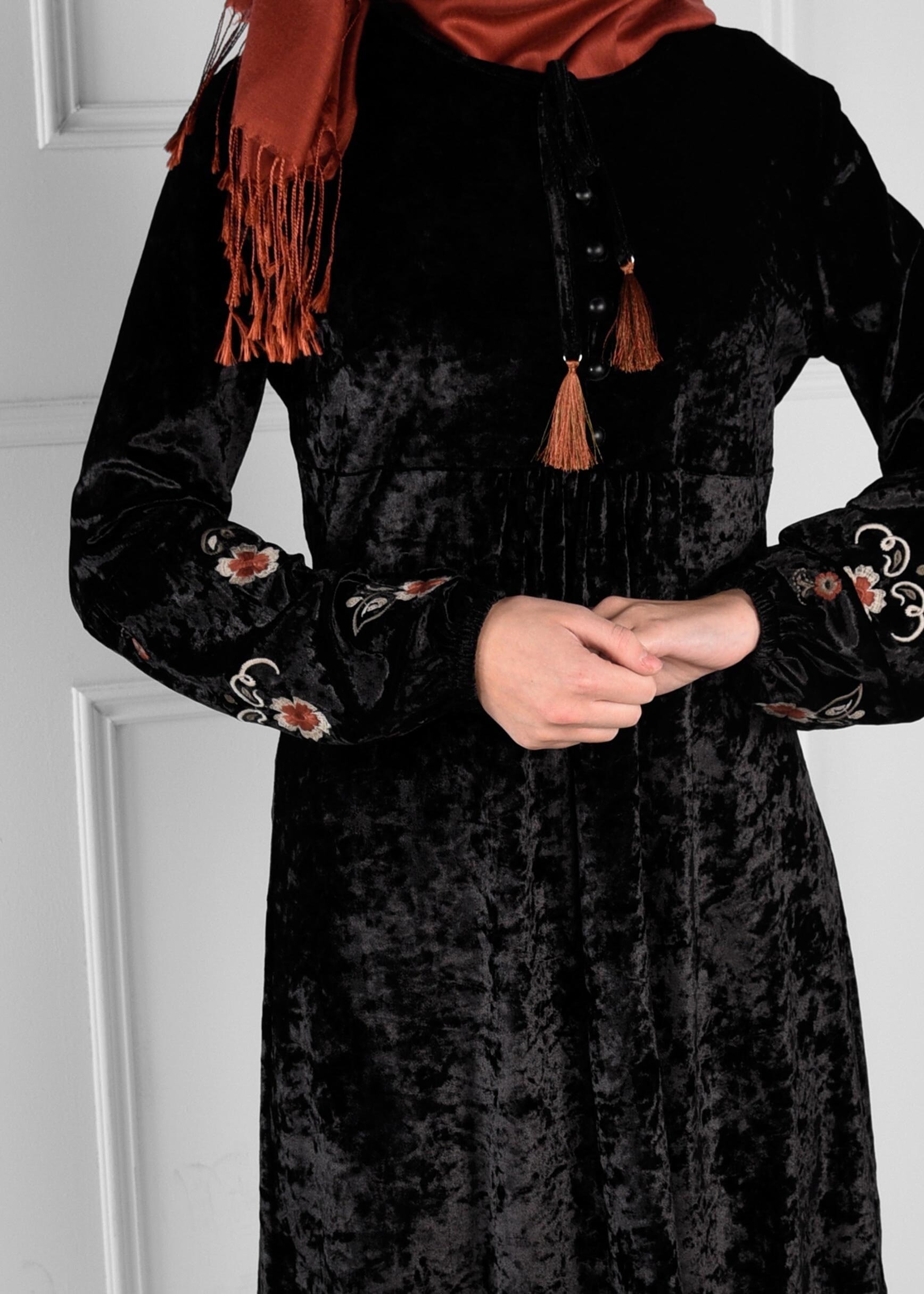 Tesettür giyim SİYAH NAKIŞLI MANŞETLERİ LASTİKLİ DÜĞMELİ KADİFE TUNİK 4821